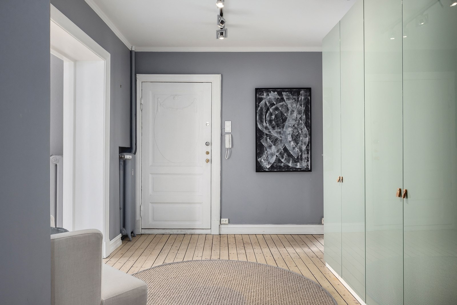 Men ankommer boligen i en romslig og innbydende entré/hall om gir et svært godt førsteinntrykk. Galleribilde