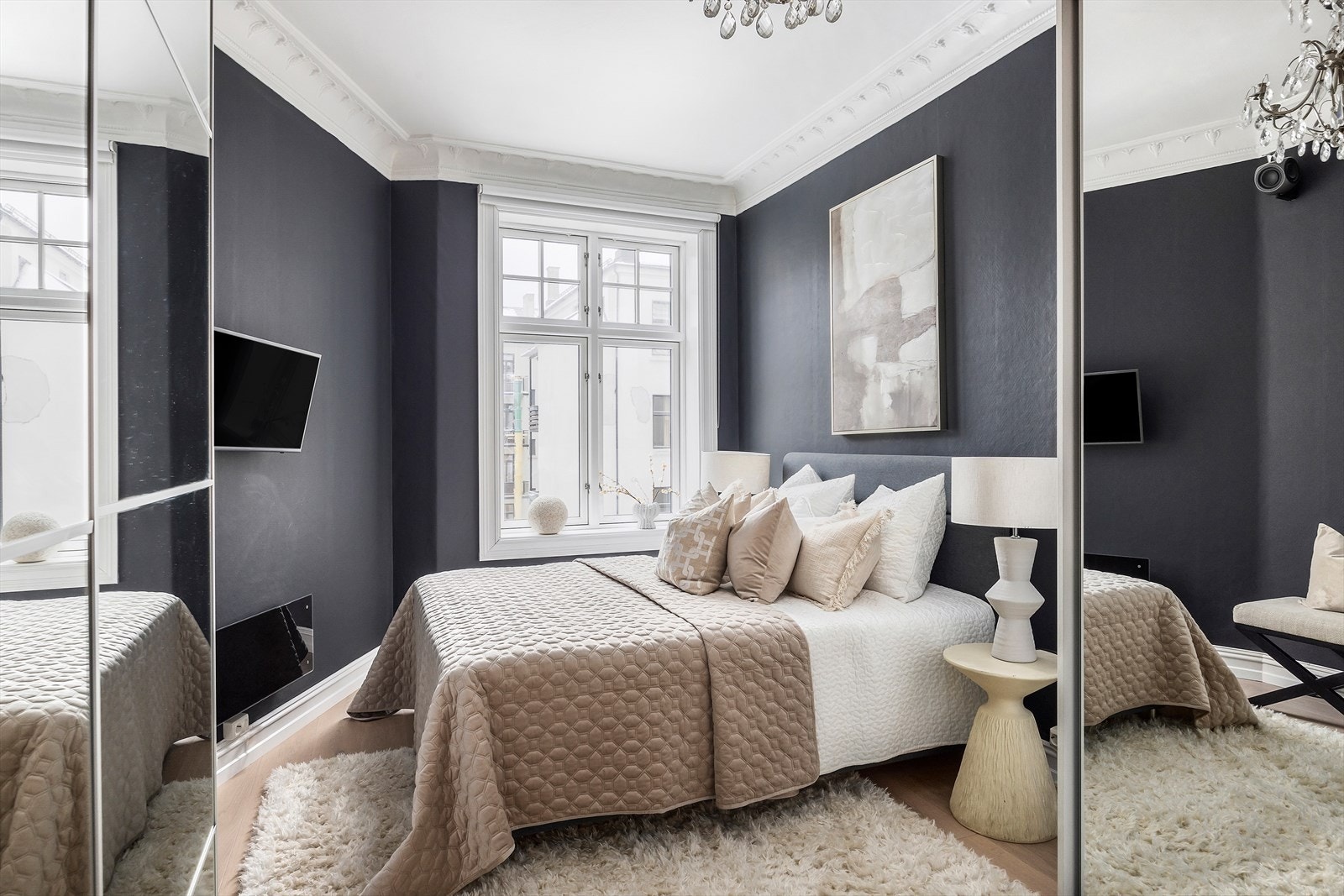 Hovedsoverommet er ekstra romslig med god plass til dobbeltseng, nattbord og garderobeskap. R Galleribilde