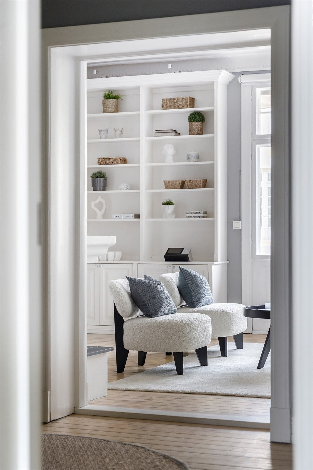 Fra stuen trer man ut i hallen og videre til boligens soverom og bad. Galleribilde