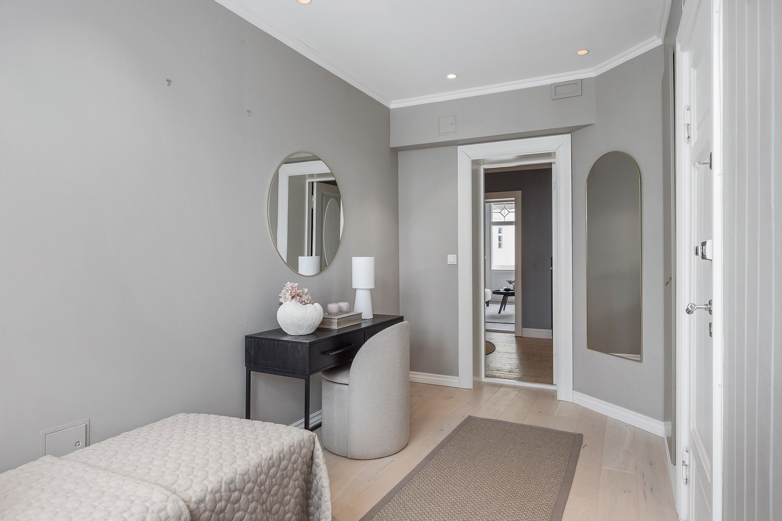 Soverom II og III har også fin størrelse og fleksibel utforming. De egner seg perfekt som barnerom, gjesterom, hjemmekontor eller kombinert løsning - alt etter behov. Galleribilde