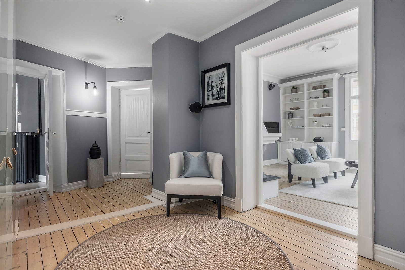 Her er det rikelig med plass til garderobeløsning, skoskap, kommode eller sittebenk - alt etter behov. Den gode plassen gjør det enkelt å holde orden og skape en praktisk og representativ inngangssone. Galleribilde