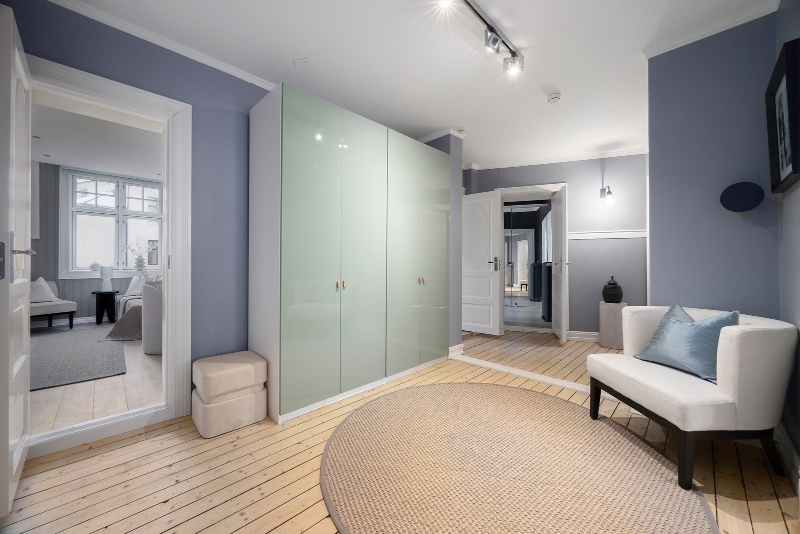 Her er det rikelig med plass til garderobeløsning, skoskap, kommode eller sittebenk - alt etter behov. Den gode plassen gjør det enkelt å holde orden og skape en praktisk og representativ inngangssone. Galleribilde