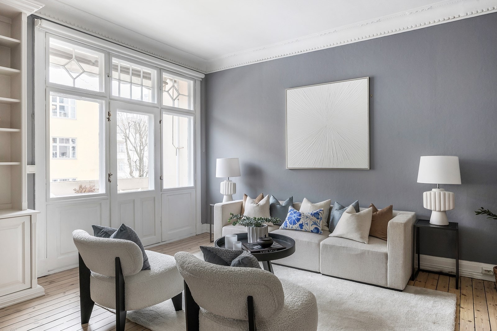 Rommet har en lun og stemningsskapende peisovn, samt klassiske detaljer som rosett og stukkatur i taket, som tilfører boligen karakter og eleganse. Galleribilde