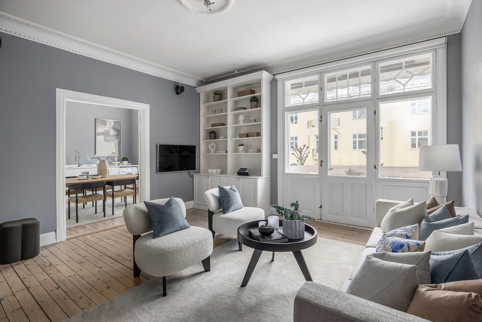 Store vindusflater og balkongdør slipper inn rikelig med naturlig lys. Galleribilde