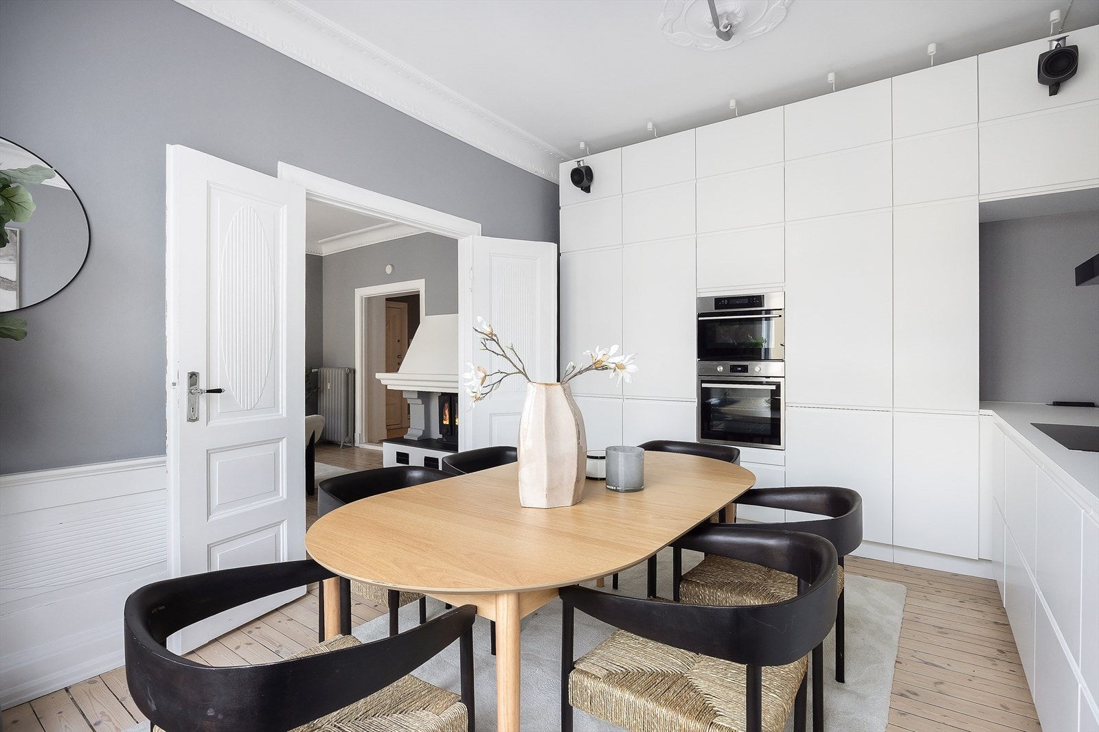 Kjøkkenet ble pusset opp i 2018 av DeLilla AS og holder en moderne og gjennomført standard. Galleribilde