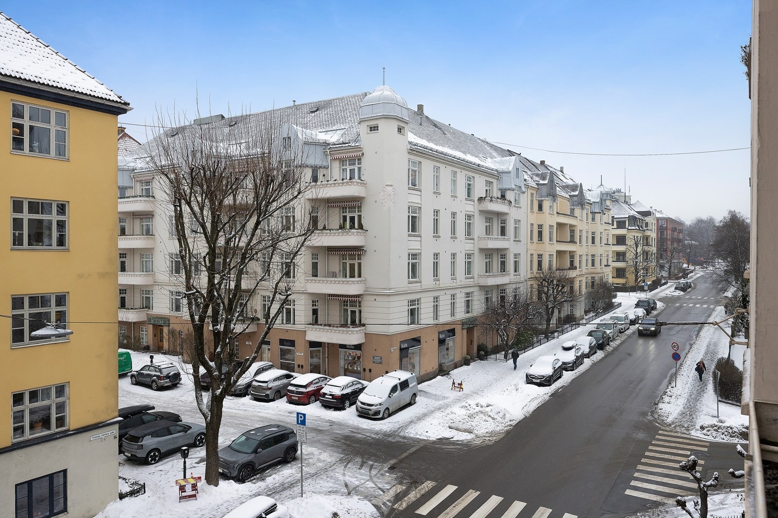 Fra balkongen kan man nyte utsikten over et herskapelig og attraktivt nabolag. Galleribilde