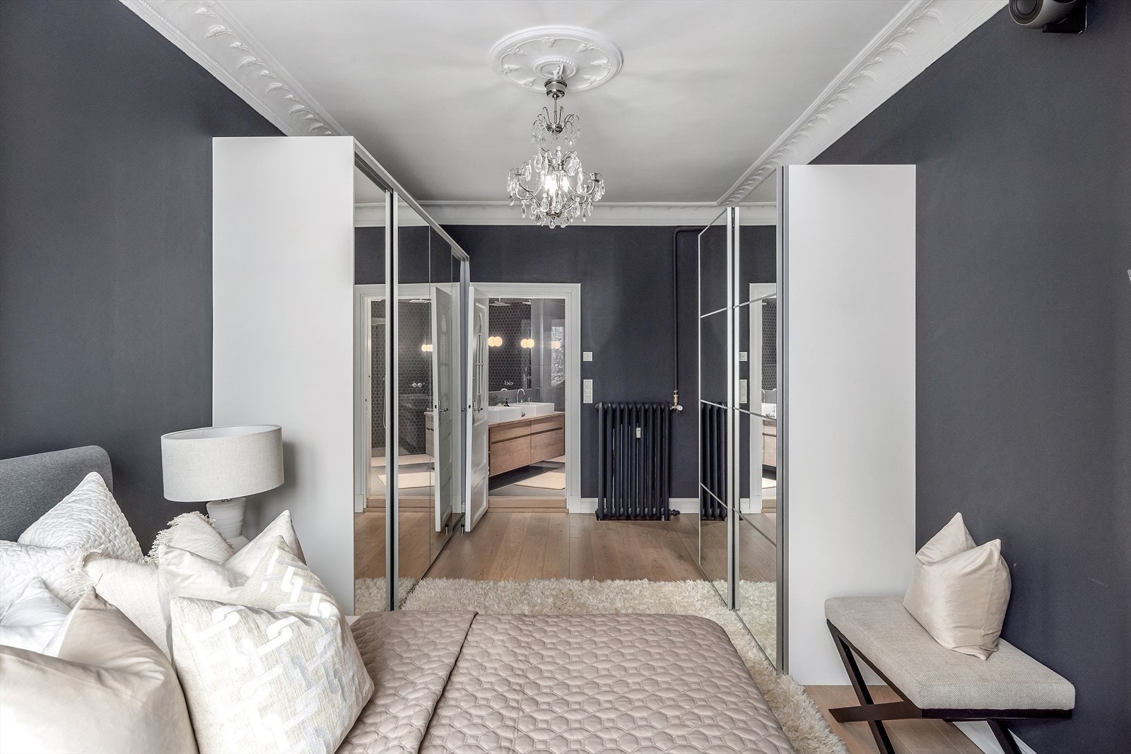 Rommet har klassisk stukkatur og rosett i taket, og har direkte adkomst til eget bad. Galleribilde