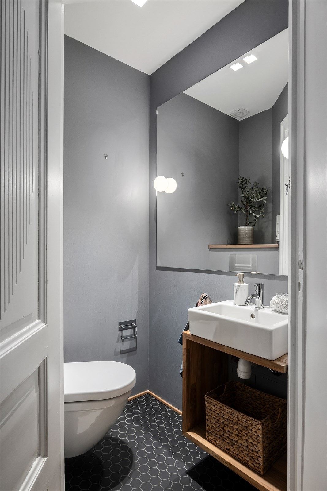 Gjestetoalettet ligger i tilknytning til hallen og ble oppusset i 2015. Rommet er innredet med servant med speil, vegghengt toalett og mekanisk avtrekk. En praktisk og funksjonell løsning for både beboere og gjester. Galleribilde