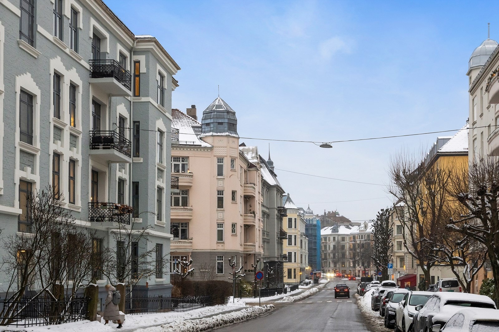 Her bor du i en stille og sjarmerende gate, samtidig som du har et rikt utvalg av servicetilbud, kultur og rekreasjonsmuligheter like i nærheten. Galleribilde