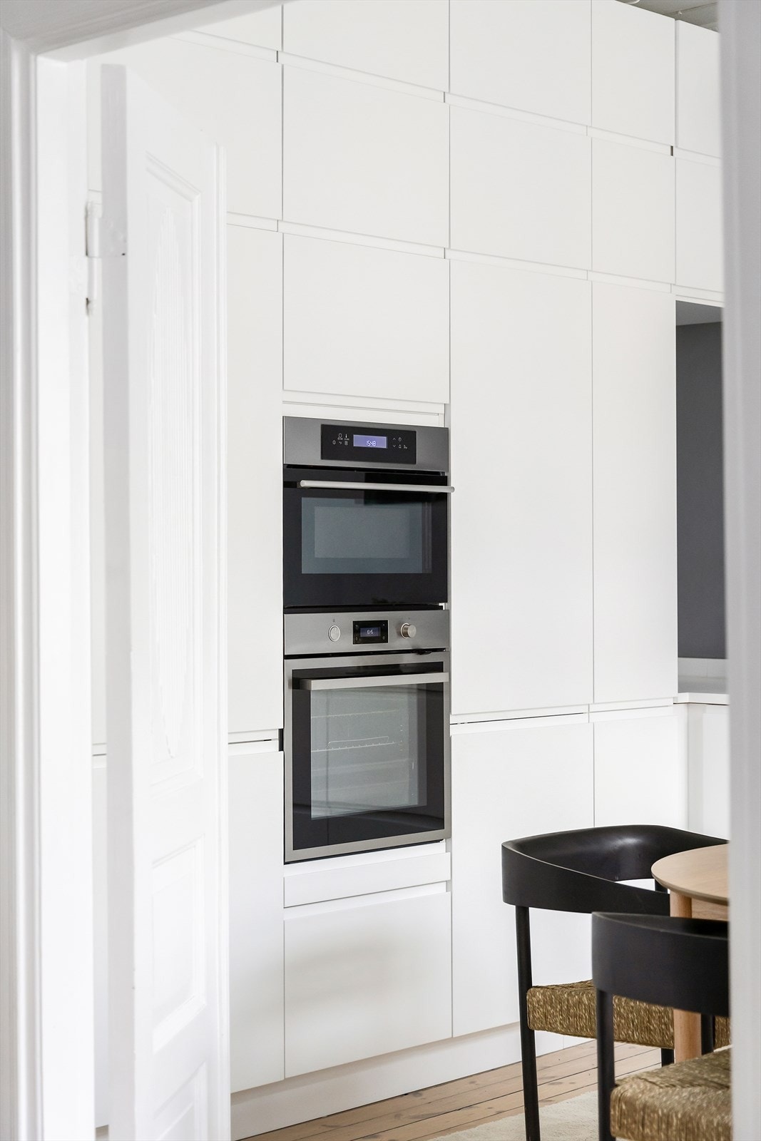 Innredningen består av røros ventilator med fjernkontroll, integrert komfyr med pyrolyse, induksjon platetopp, kombiovn med mikro/ ovn, hel høyde kjøleskap, hel høyde fryser, oppvaskmaskin, vinskap i skap, samt opplegg for vaskemaskin. Galleribilde