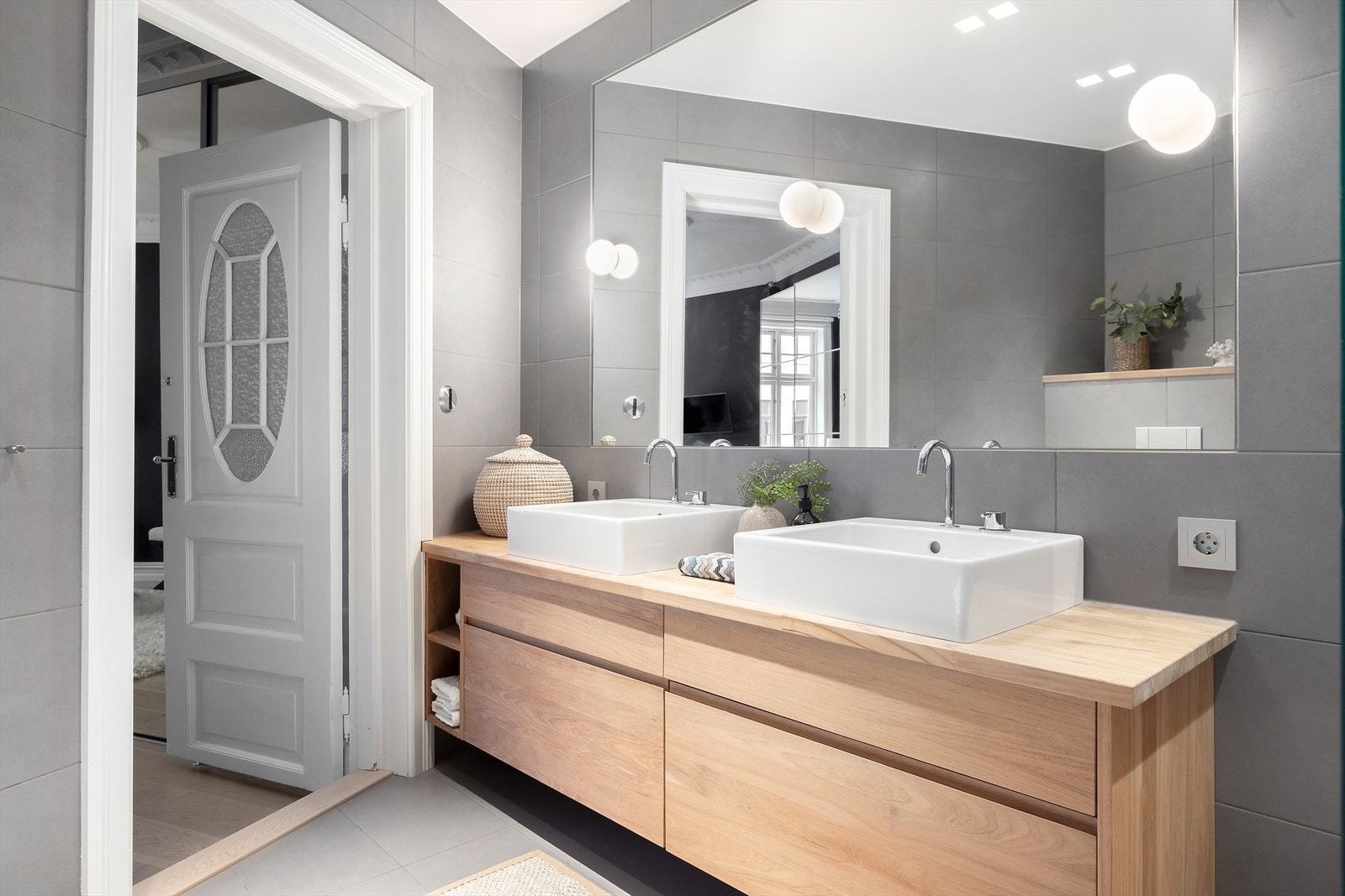 Med dobbel servant og romslig underskap får man rikelig med oppbevaringsplass til toalettsaker og øvrige. Galleribilde