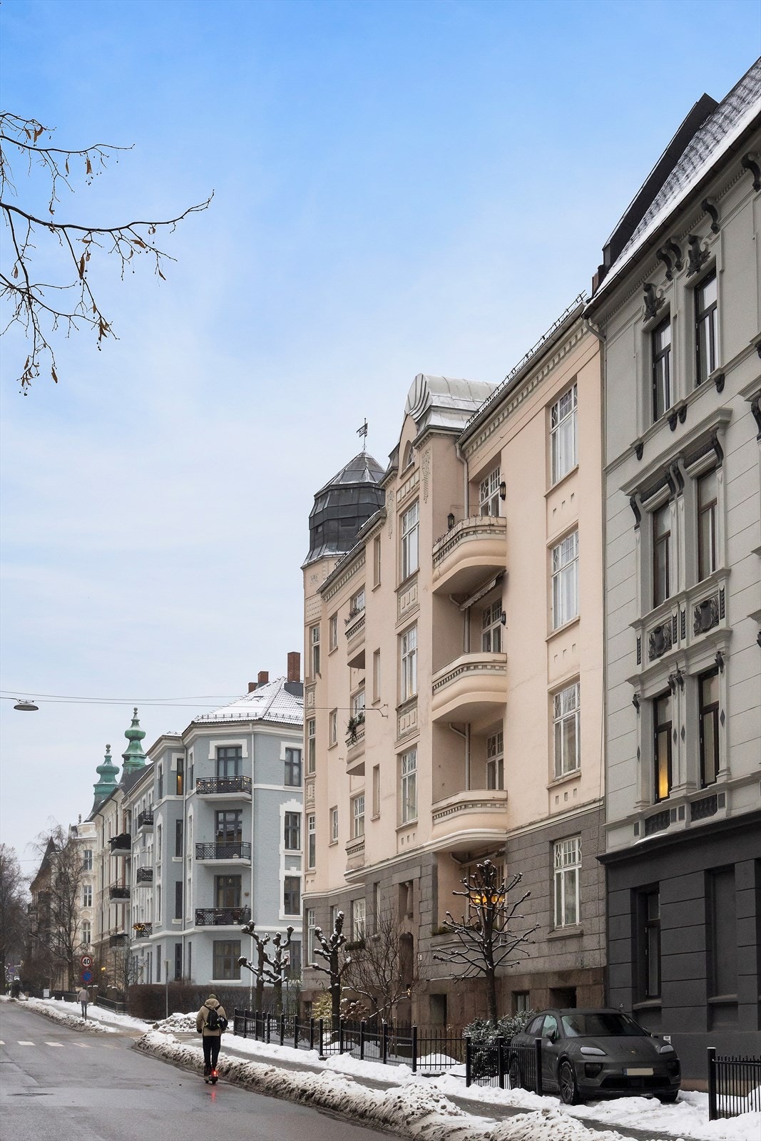 Boligen ligger i en klassisk og velholdt bygård fra 1915. Galleribilde