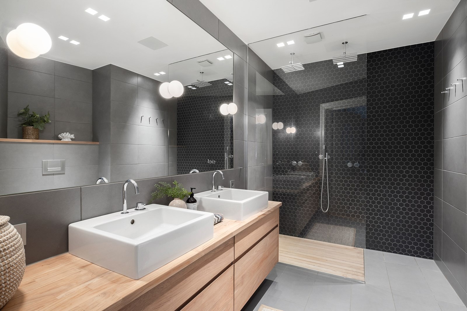 Hovedbad med adkomst fra hovedsoverommet, ble oppusset i 2015. Det er flislagt og har varmekabler i gulv. Galleribilde