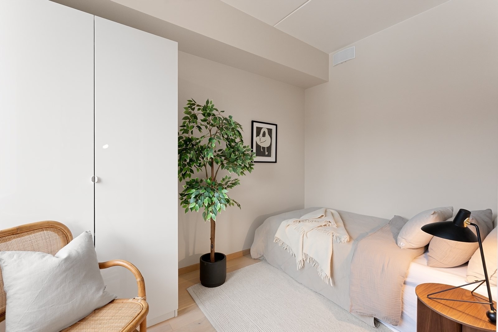 Soverom III har plass til seng, nattbord og garderobeskap. Galleribilde