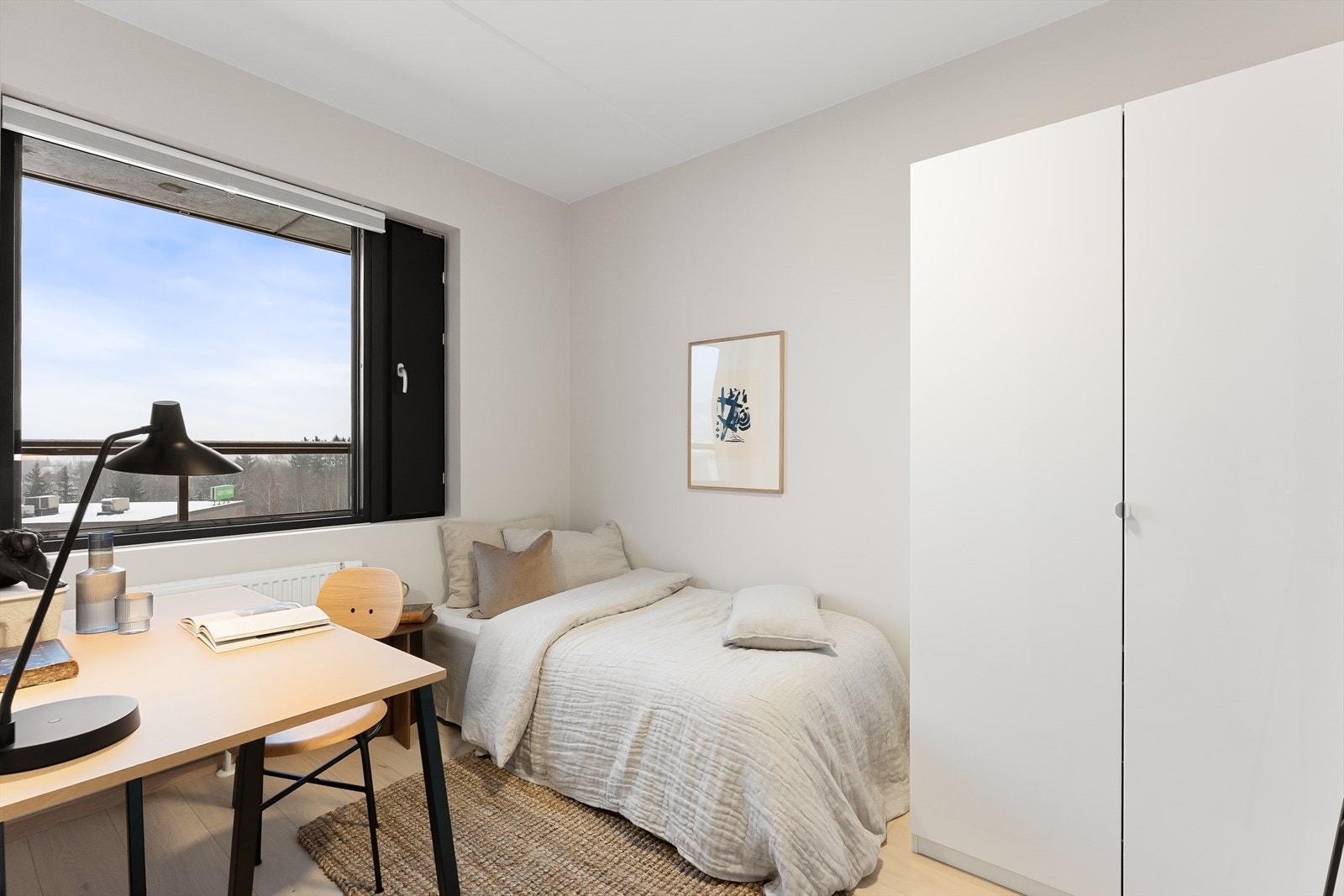 Soverom II har plass til seng, nattbord og garderobeskap. Galleribilde