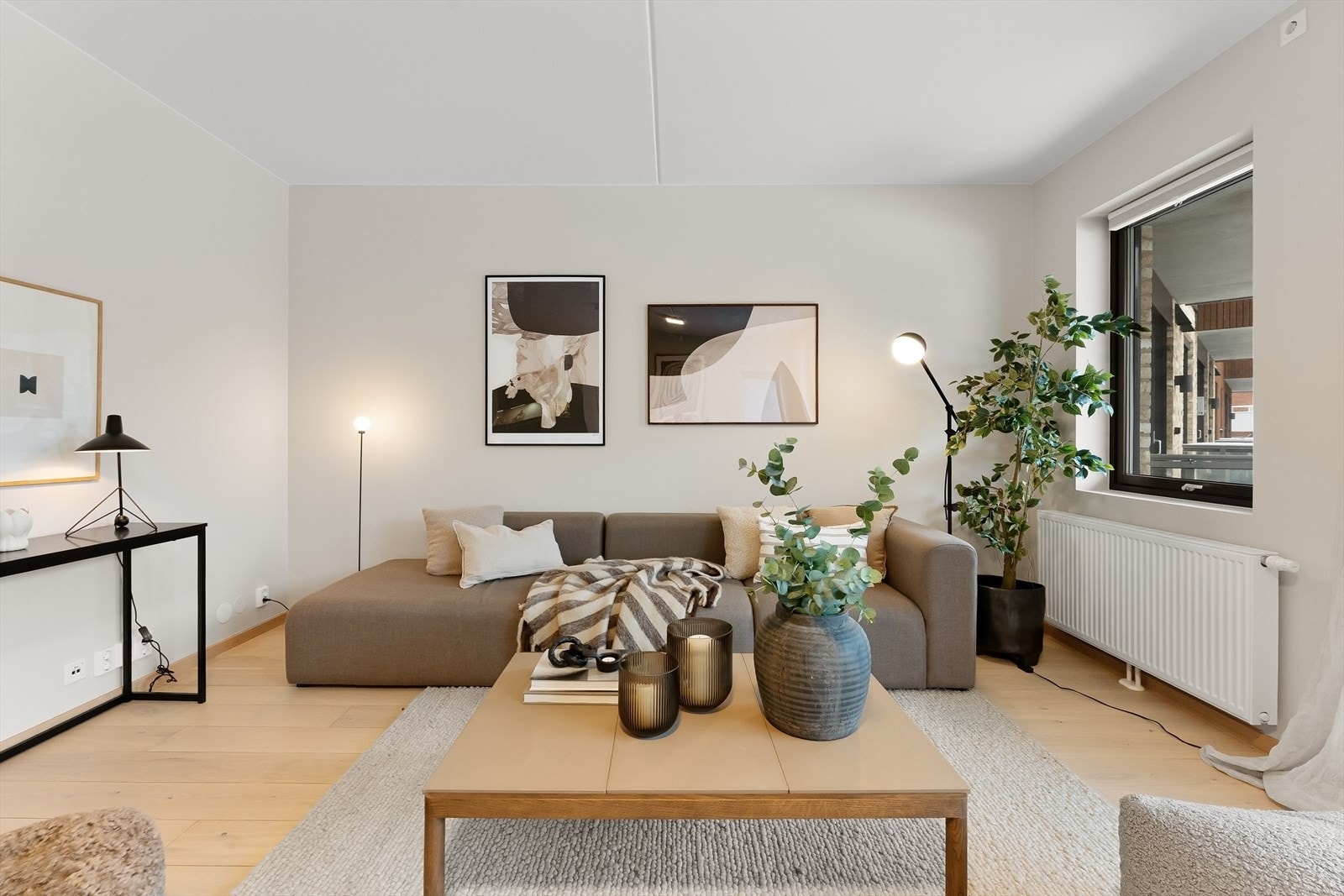 Her er det store vindusflater som skaper mye naturlig lysinnslipp i rommet. Galleribilde