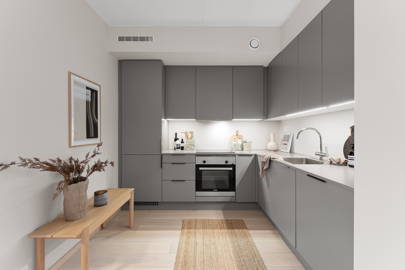 Det er installert tidsriktig glatt innredning fra HTH med soft close dører og takoppforing. Galleribilde