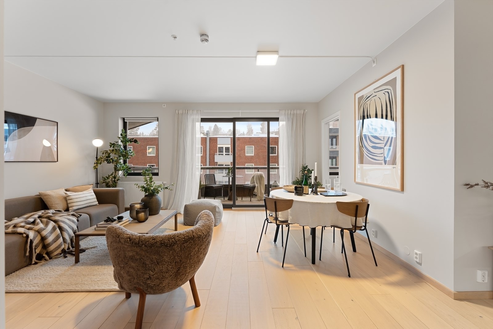 Lys stue med god plass til sittegruppe, spisebord og annet møblement. Galleribilde