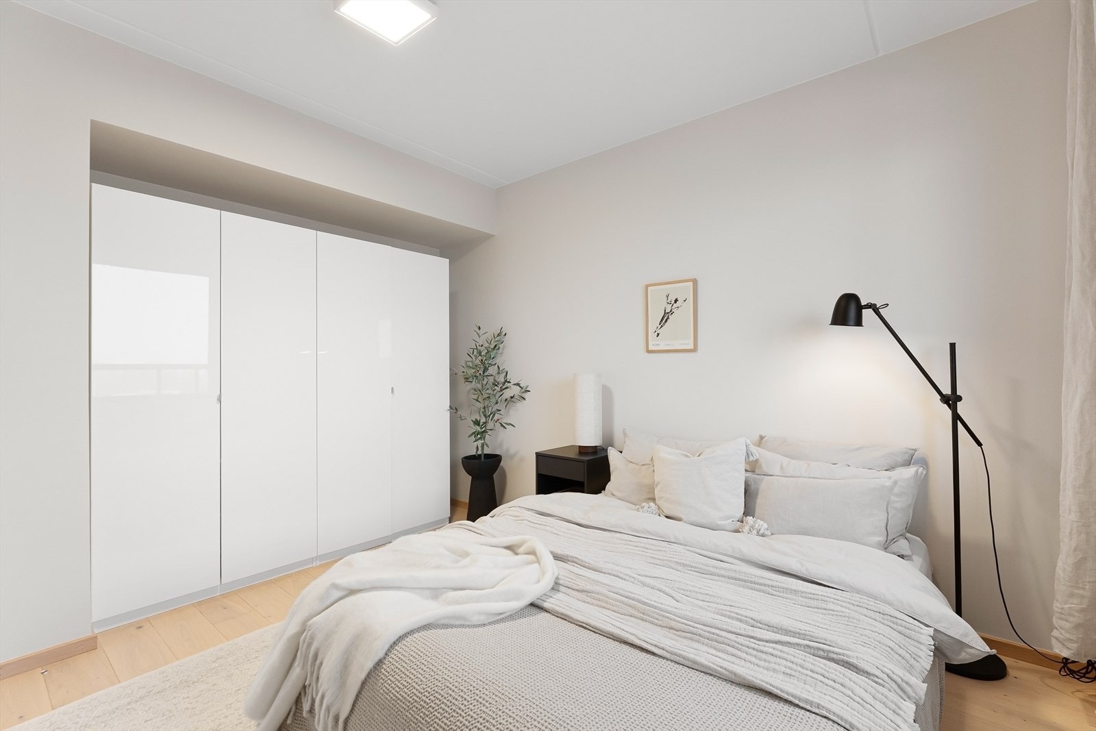 Hovedsoverommet er av god størrelse med plass til dobbeltseng med nattbord på hver side, det er også laget til med alkove med plass til garderobeskap. Galleribilde