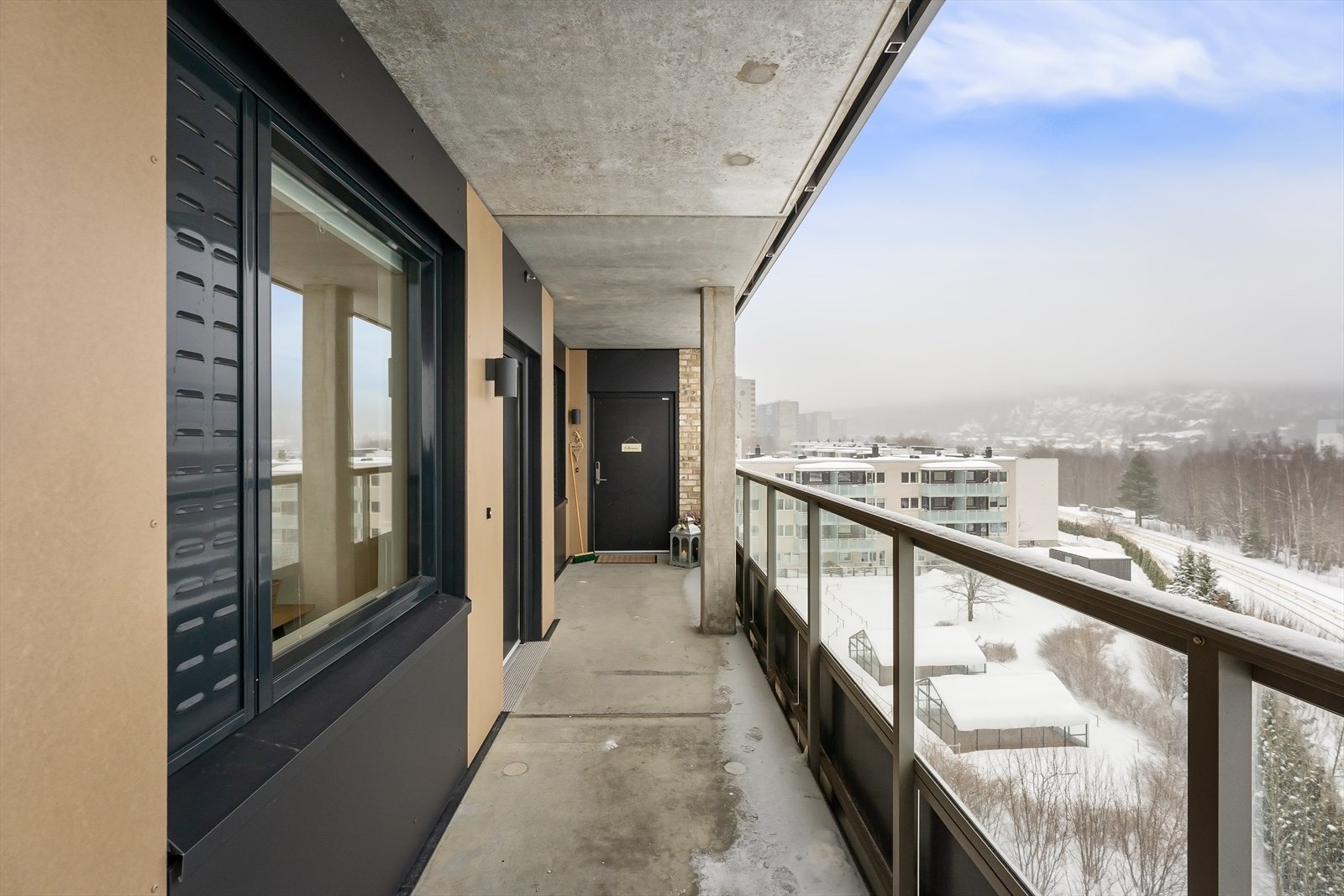 Det er adkomst til leiligheten fra svalgang. Galleribilde