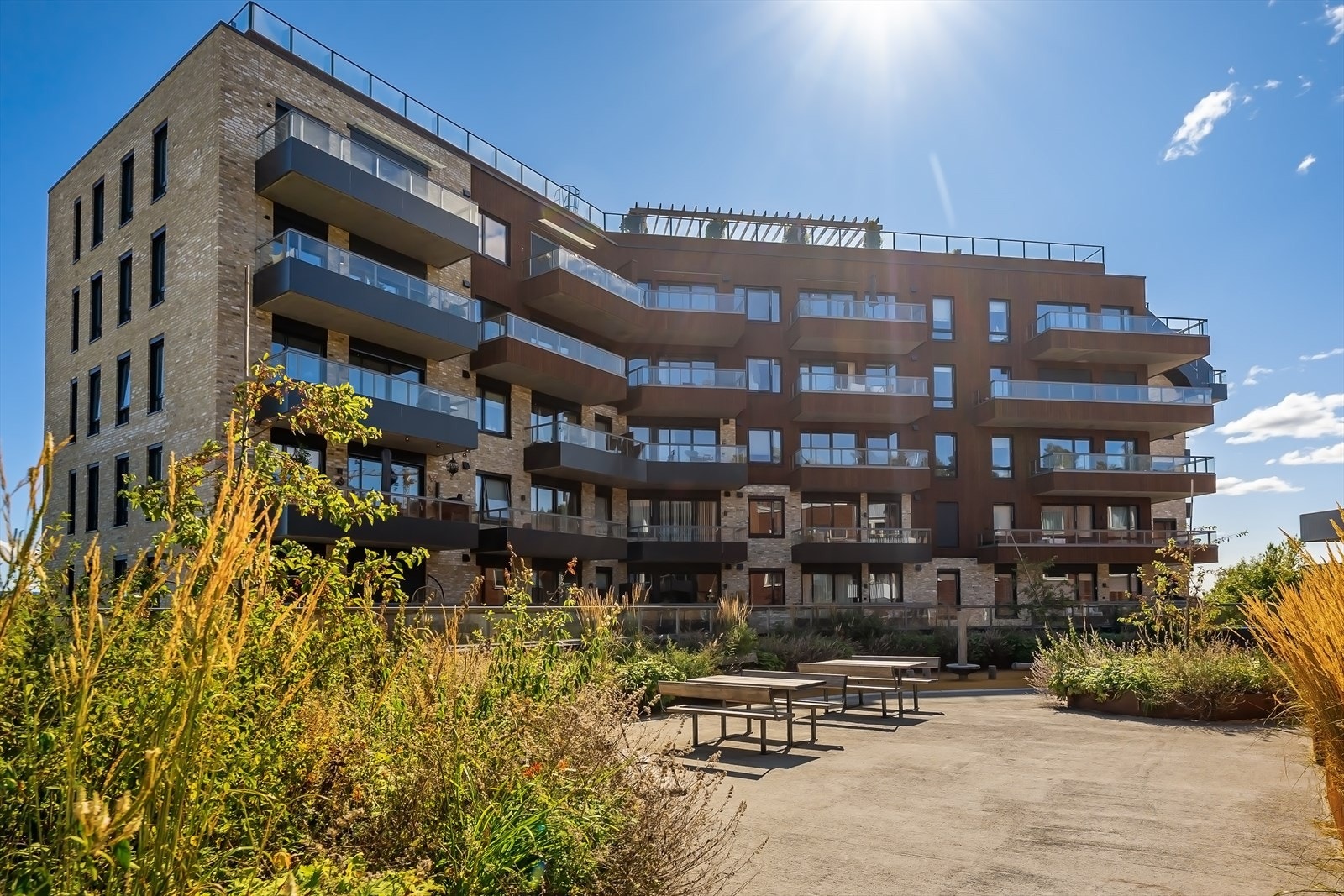 Leiligheten ligger rett ved Ammerud t-bane stasjon, med hyppige avganger som tar deg til Oslo sentrum på ca. 25 min. Det er to dagligvareforretninger rett utenfor døren samt gode turmuligheter. Galleribilde