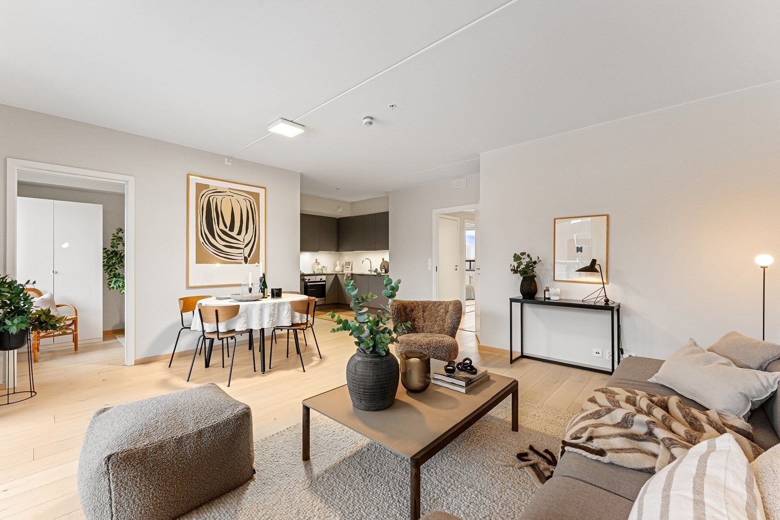 Åpen stue-/kjøkkenløsning som skaper en sosial atmosfære i rommet. Galleribilde