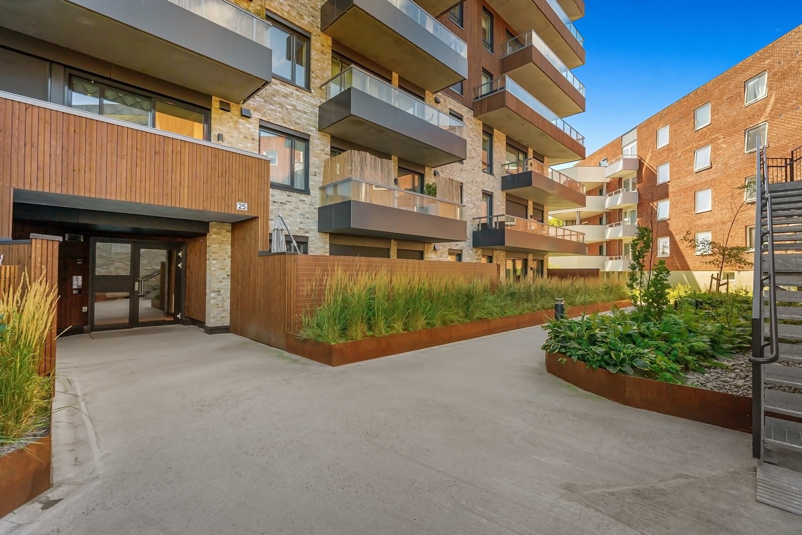 Leiligheten er en del av Ammerud Stasjon Borettslag. Laget består av 59 andelsleiligheter. Laget fremstår som veldrevet. Galleribilde