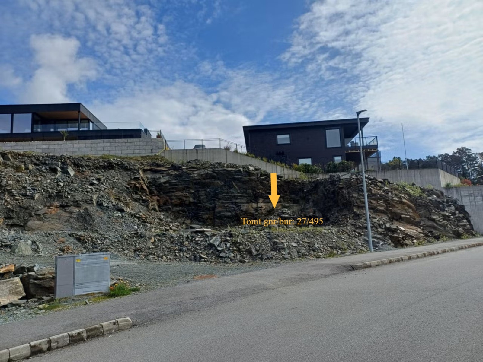 Skipavika 32 - tomt på ca. 715 m², terrenget er delvis tilskjært og klar for videre utvikling. Offentlig vei, vann og avløp via private stikkledninger. Strøm og fiber ligger ved tomtegrensen. Galleribilde