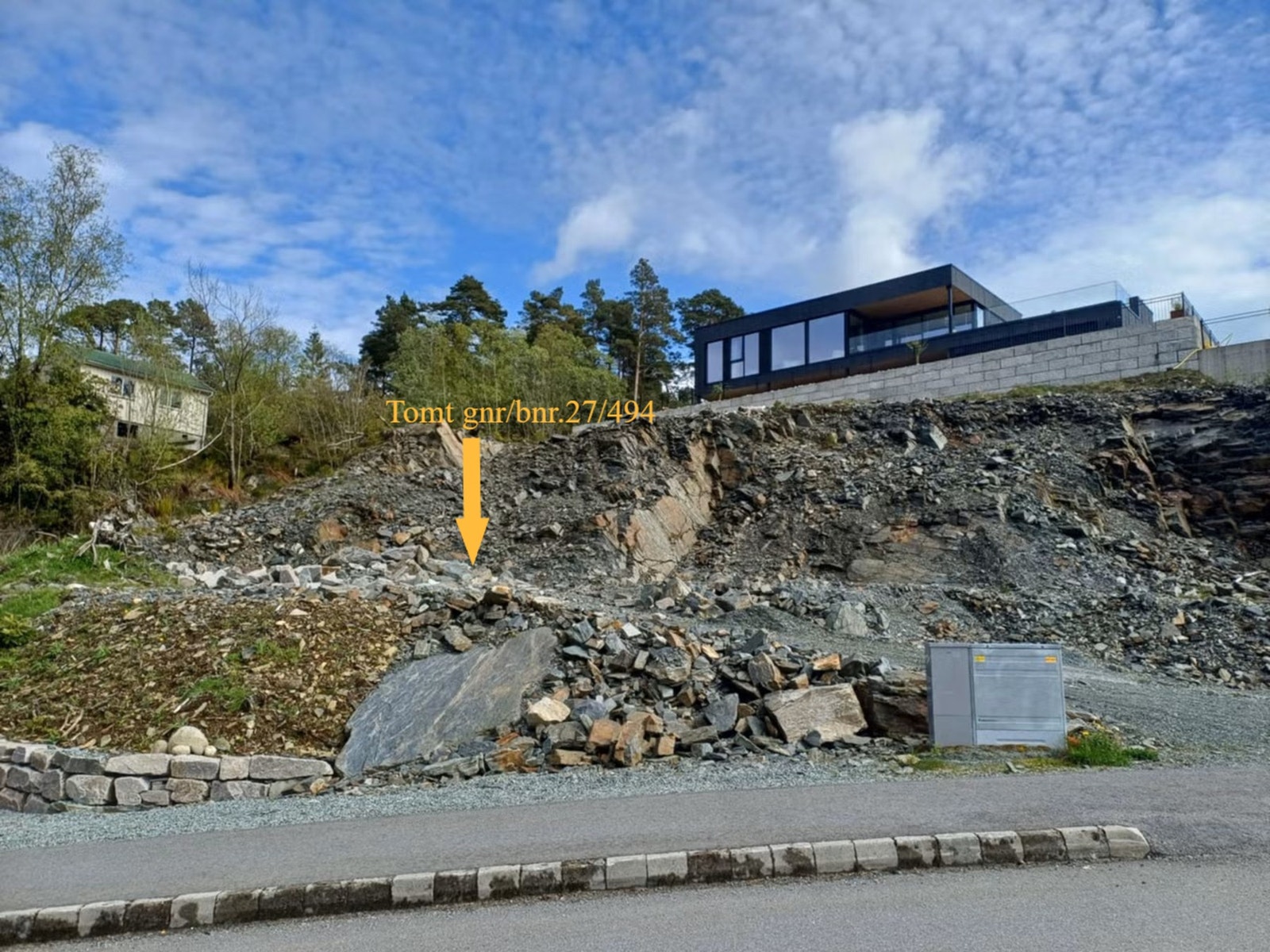 Skipavika 30 - tomt på ca. 680 m², terrenget er delvis tilskjært og klar for videre utvikling. Offentlig vei, vann og avløp via private stikkledninger. Strøm og fiber ligger ved tomtegrensen. Galleribilde