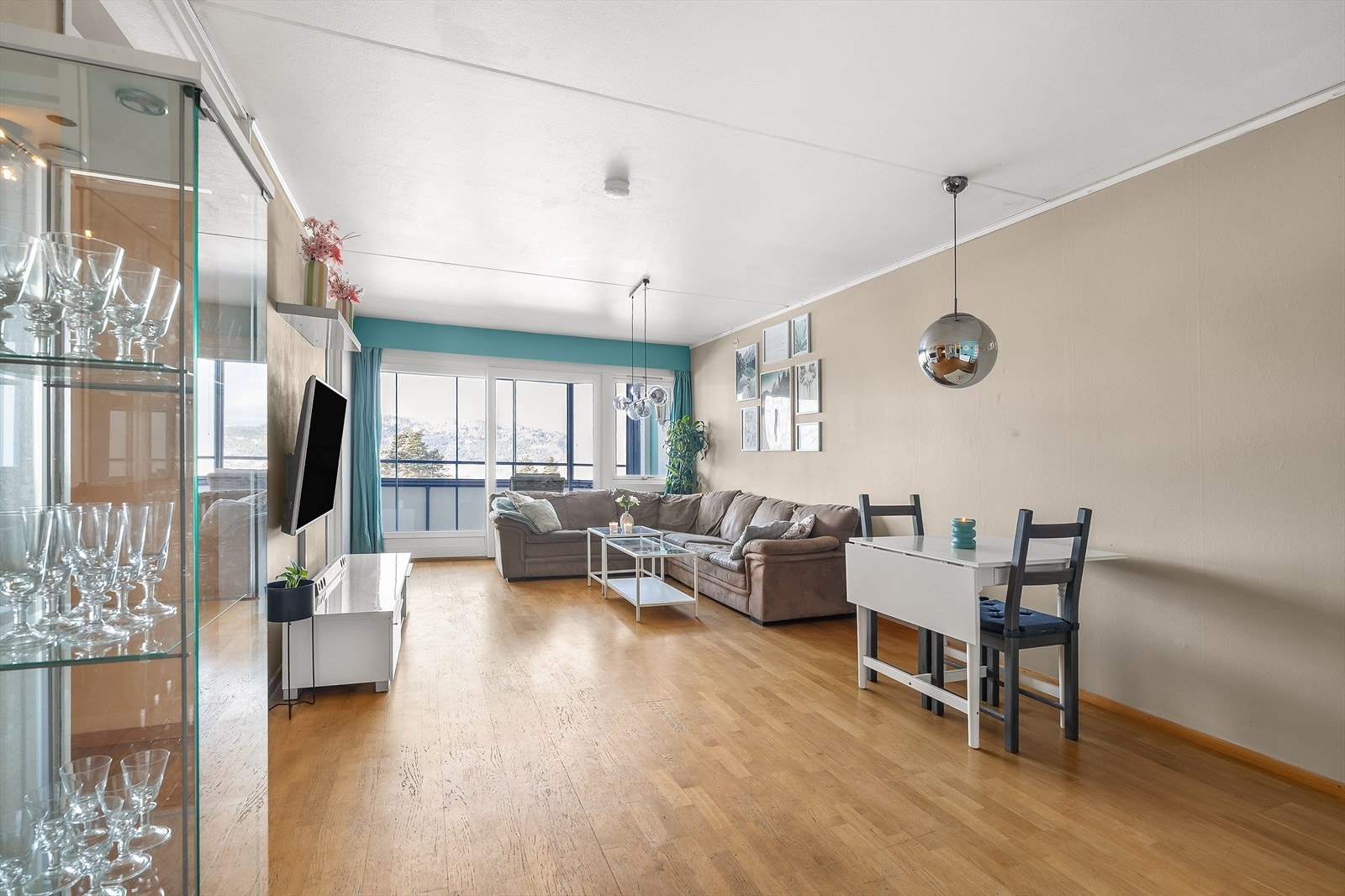 Stuen er lettmøblert med plass til både spisebord og sofasone. Galleribilde