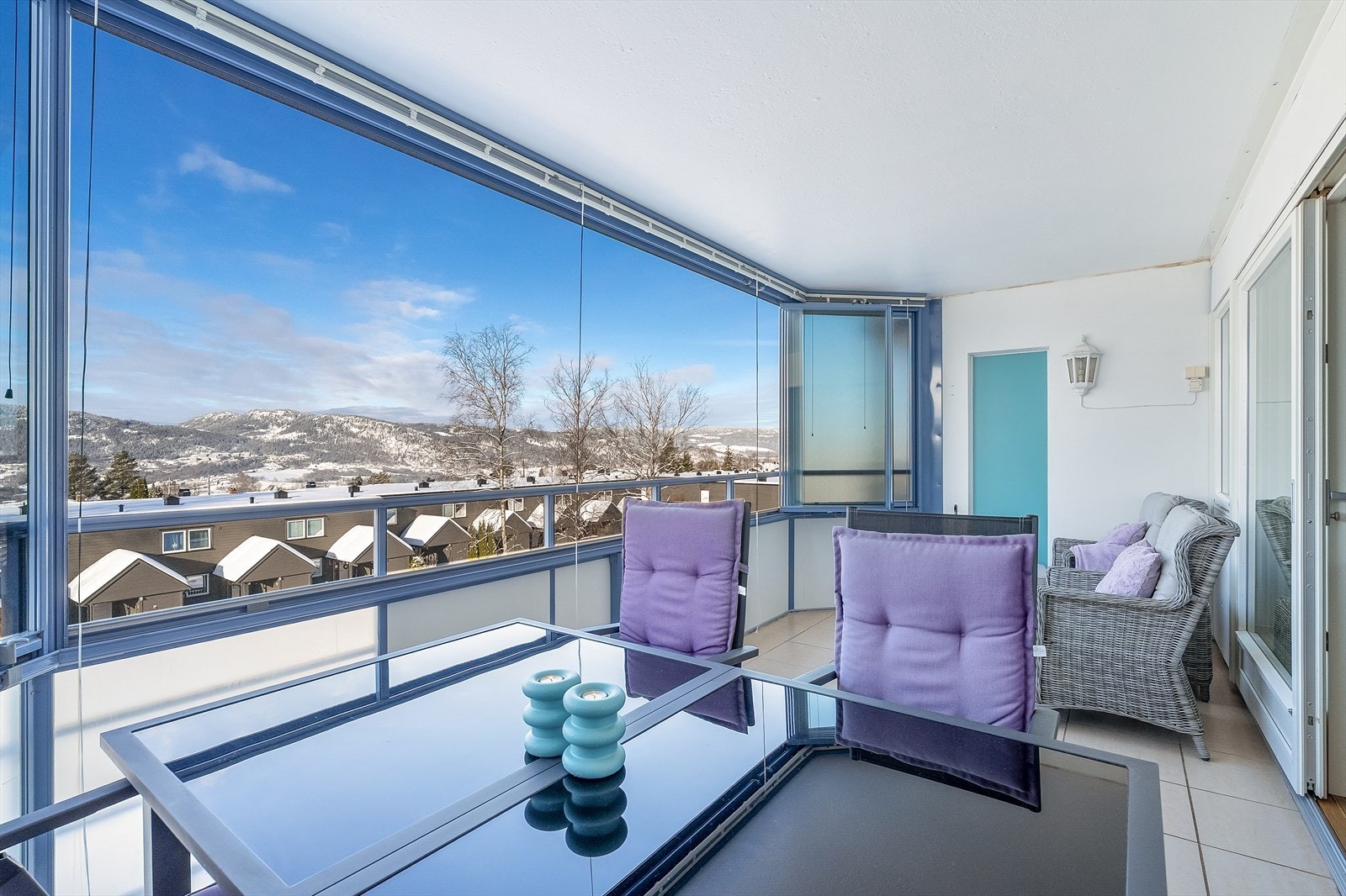 Utenfor stuen ligger en innglasset balkong med sol, utsikt og store vinduer som kan åpnes opp på de fineste dagene. Galleribilde