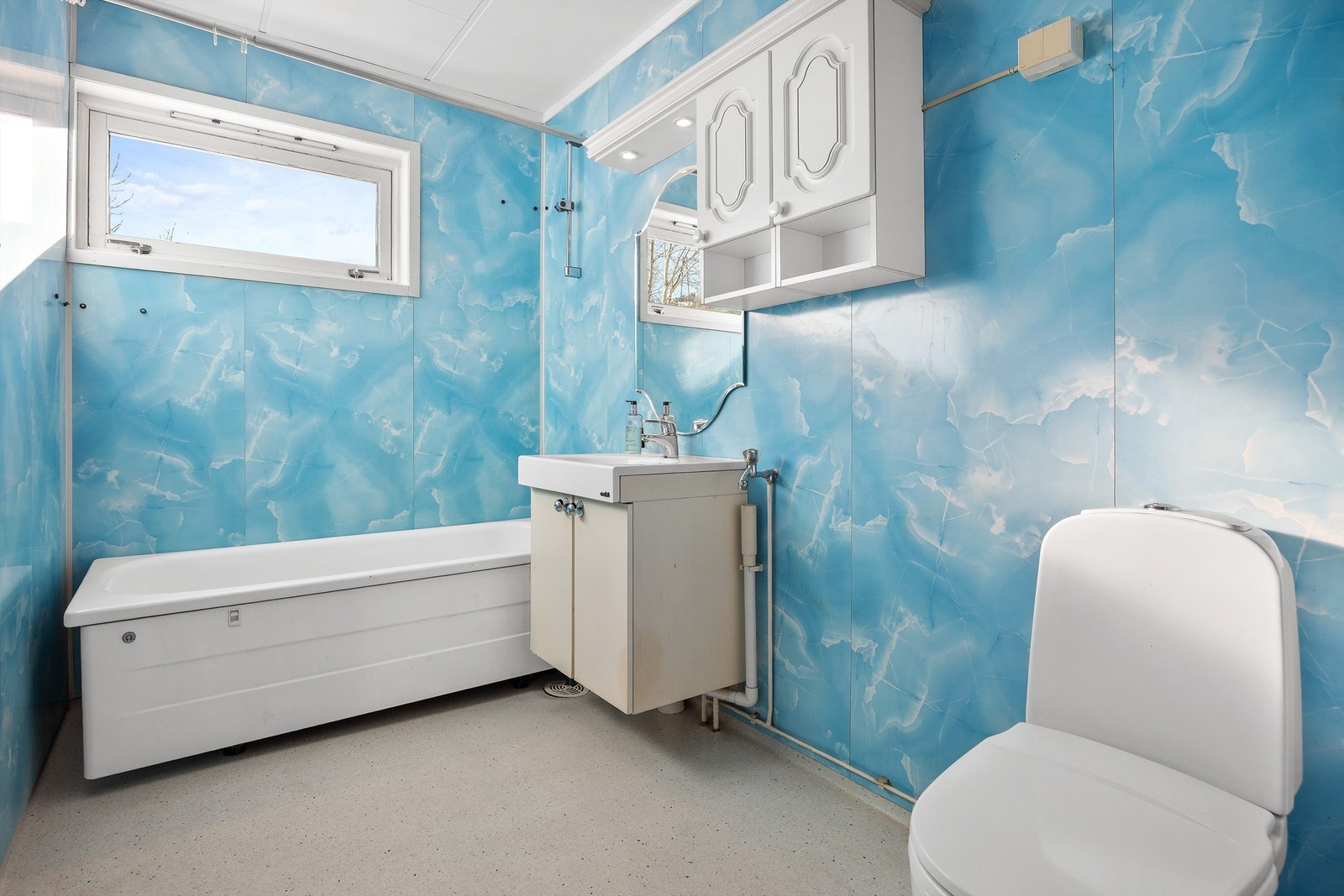 Badet i første etasje er utstyrt med badekar og har opplegg for vaskemaskin. Galleribilde