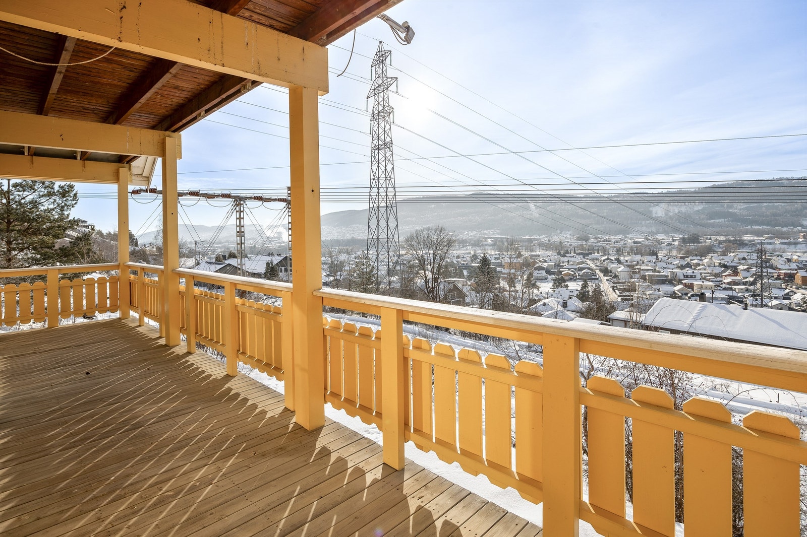 Nyt den flotte utsikten fra en av boligens to romslige verandaer. Galleribilde