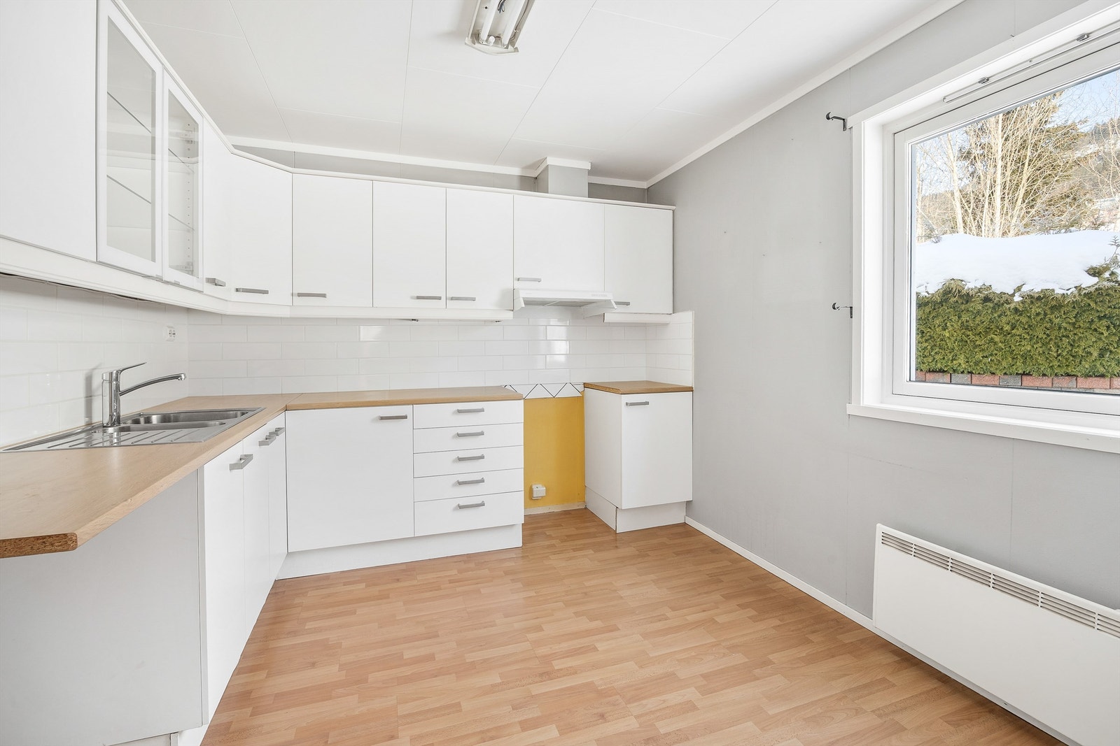 Kjøkkenet er praktisk innredet med god skap- og skuffeplass for oppbevaring. Galleribilde