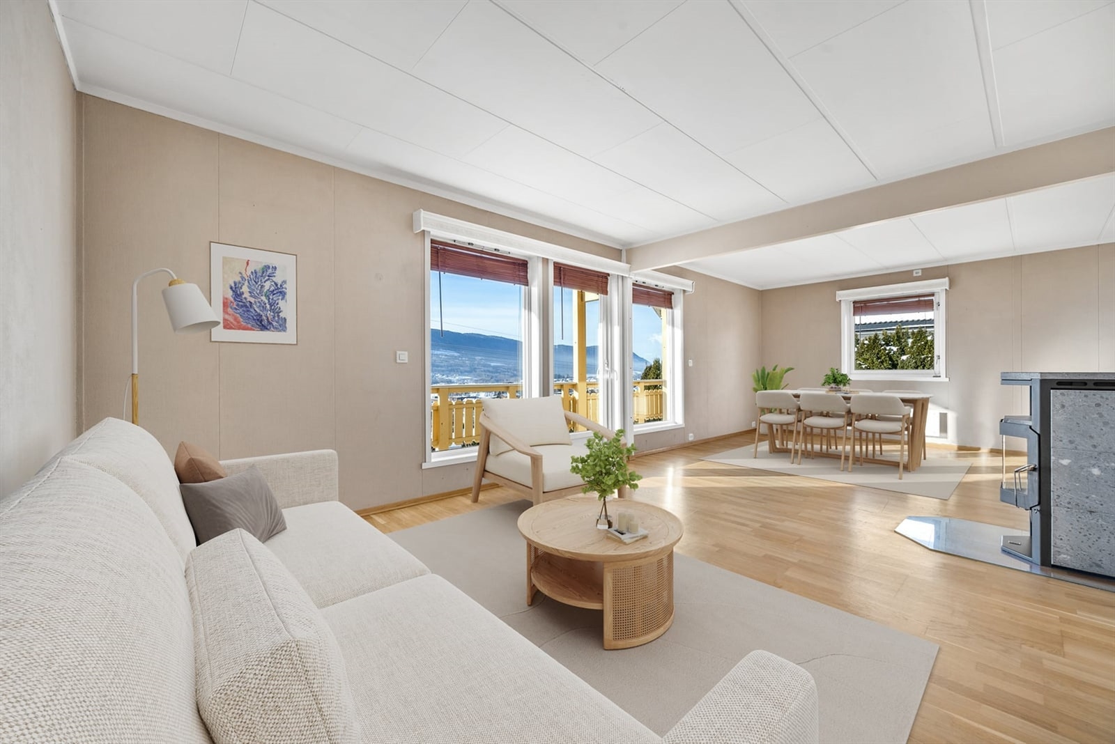 Stuen i første etasje er lys og har god plass til både sofagruppe samt spisebord - Rommet er digitalt stylet. Galleribilde