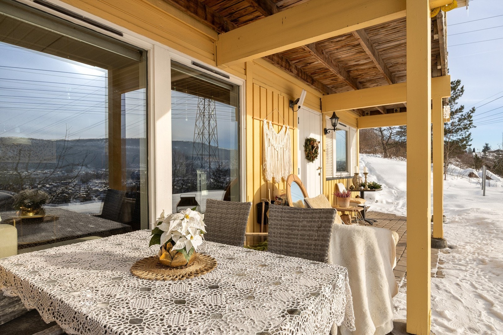 Den overbygde uteplassen gir en lun og privat sone for utleiedelen. Galleribilde