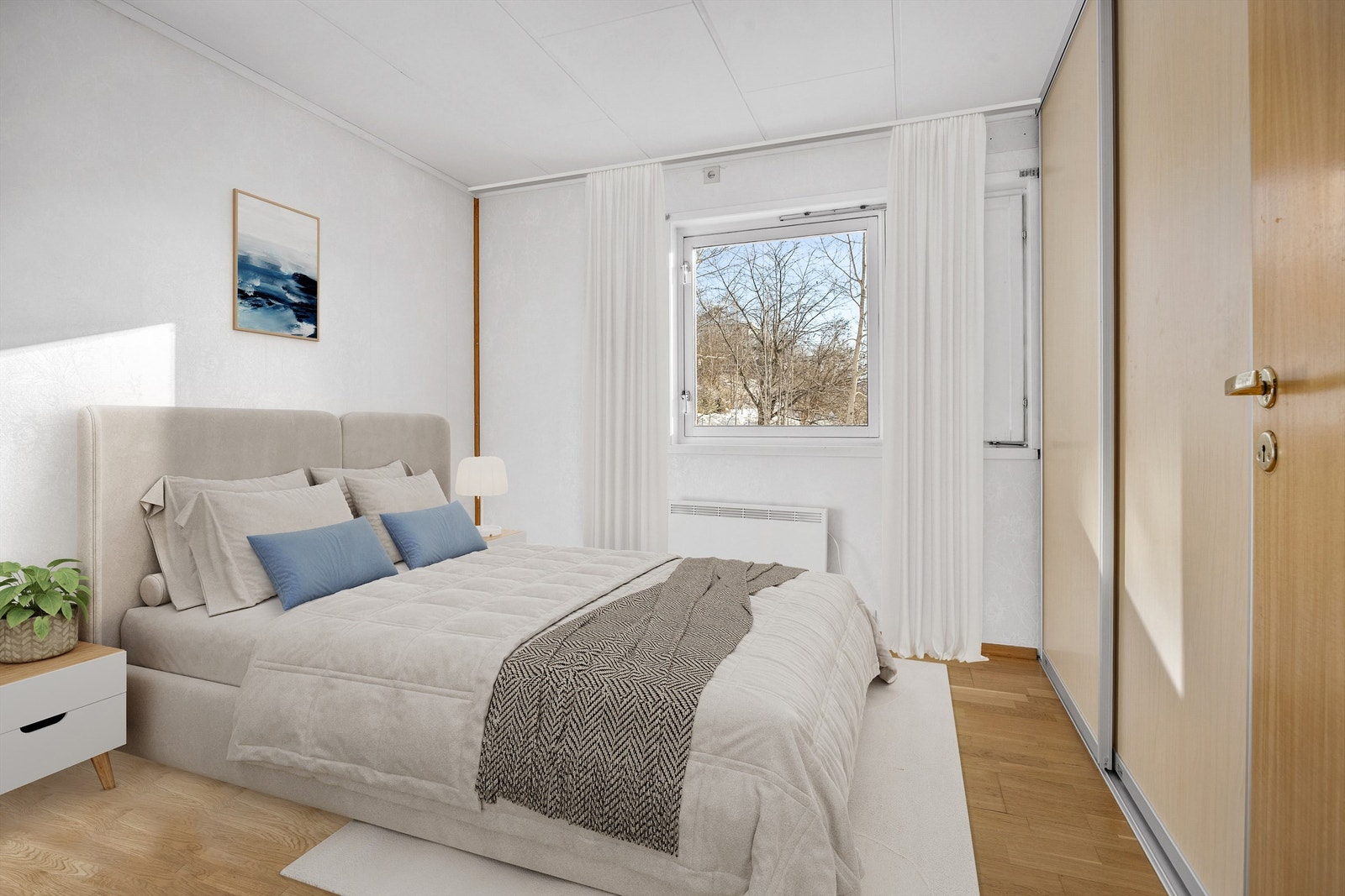 Soverommet i første etasje er utstyrt med en romslig skyvedørsgarderobe - Rommet er digitalt stylet. Galleribilde