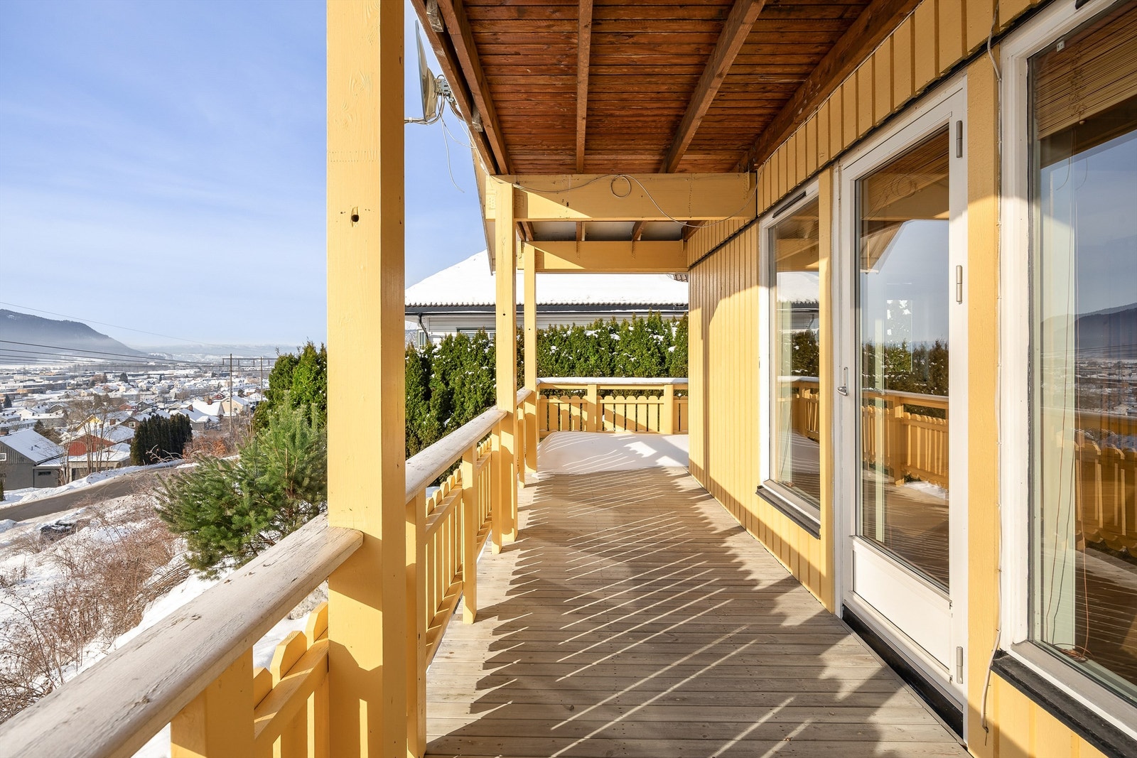 Verandaen er bygget med bærende trekonstruksjoner og har terrassebord på gulvet. Galleribilde