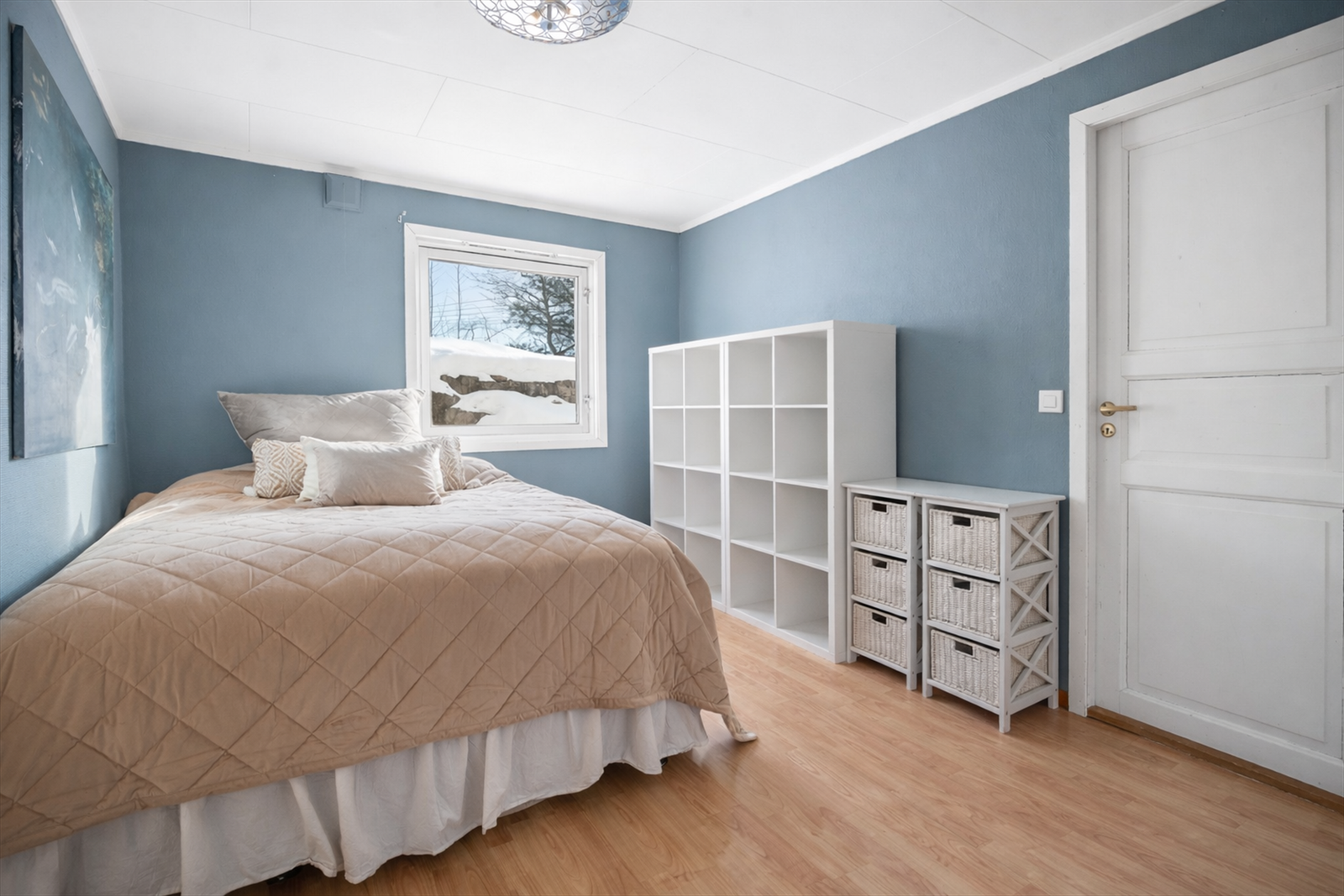 Soverommet i utleiedelen har laminatgulv og malte veggflater. (Bildet/løst interiør er digitalt ordnet). Galleribilde