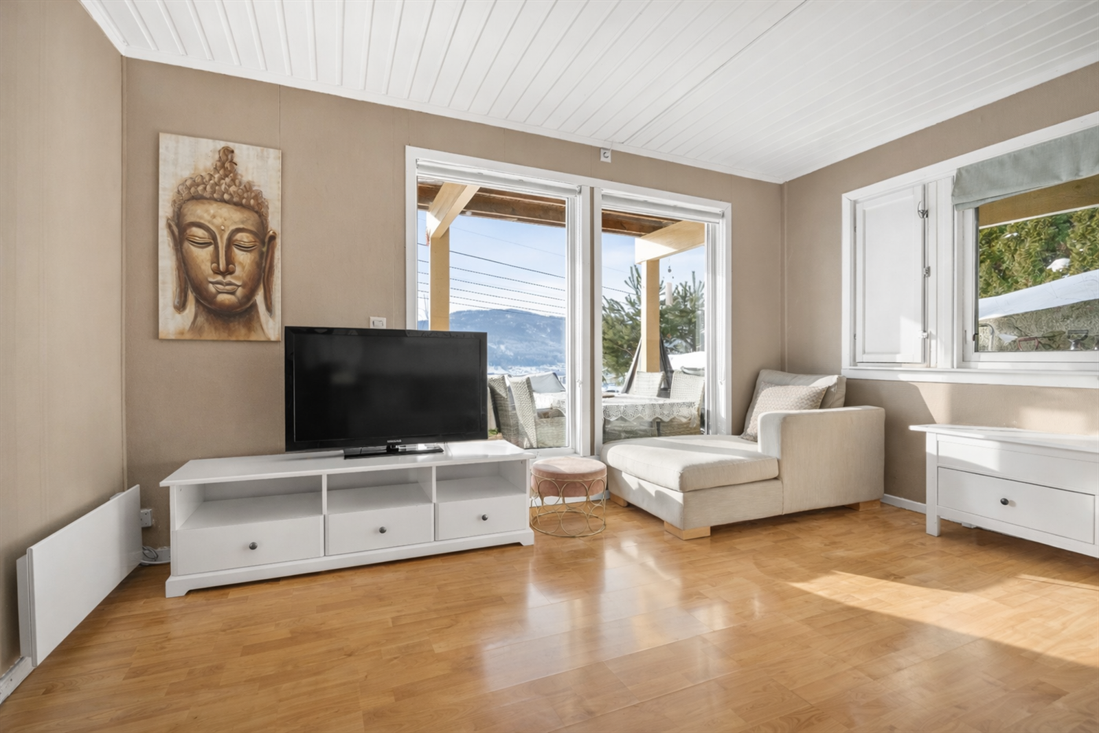 Stuen i utleiedelen har en åpen løsning mot kjøkkenet og store vinduer som gir godt lys. (Bildet/løst interiør er digitalt ordnet). Galleribilde