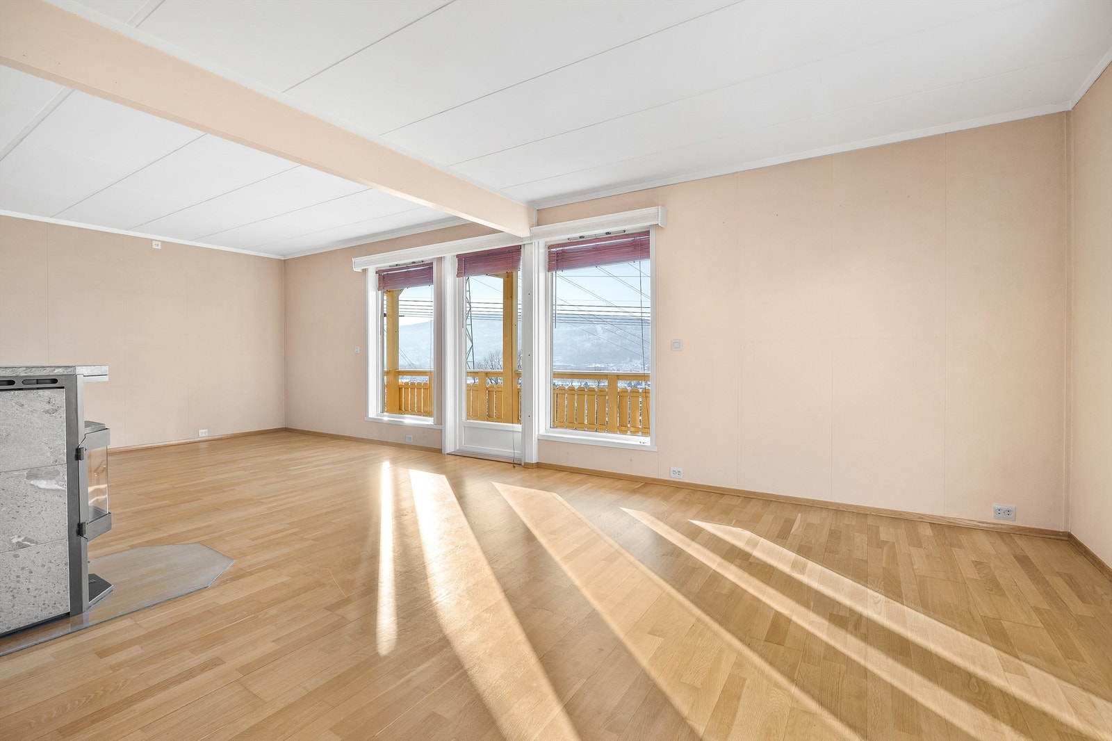 Rommet har parkett på gulv og malte veggflater. Galleribilde