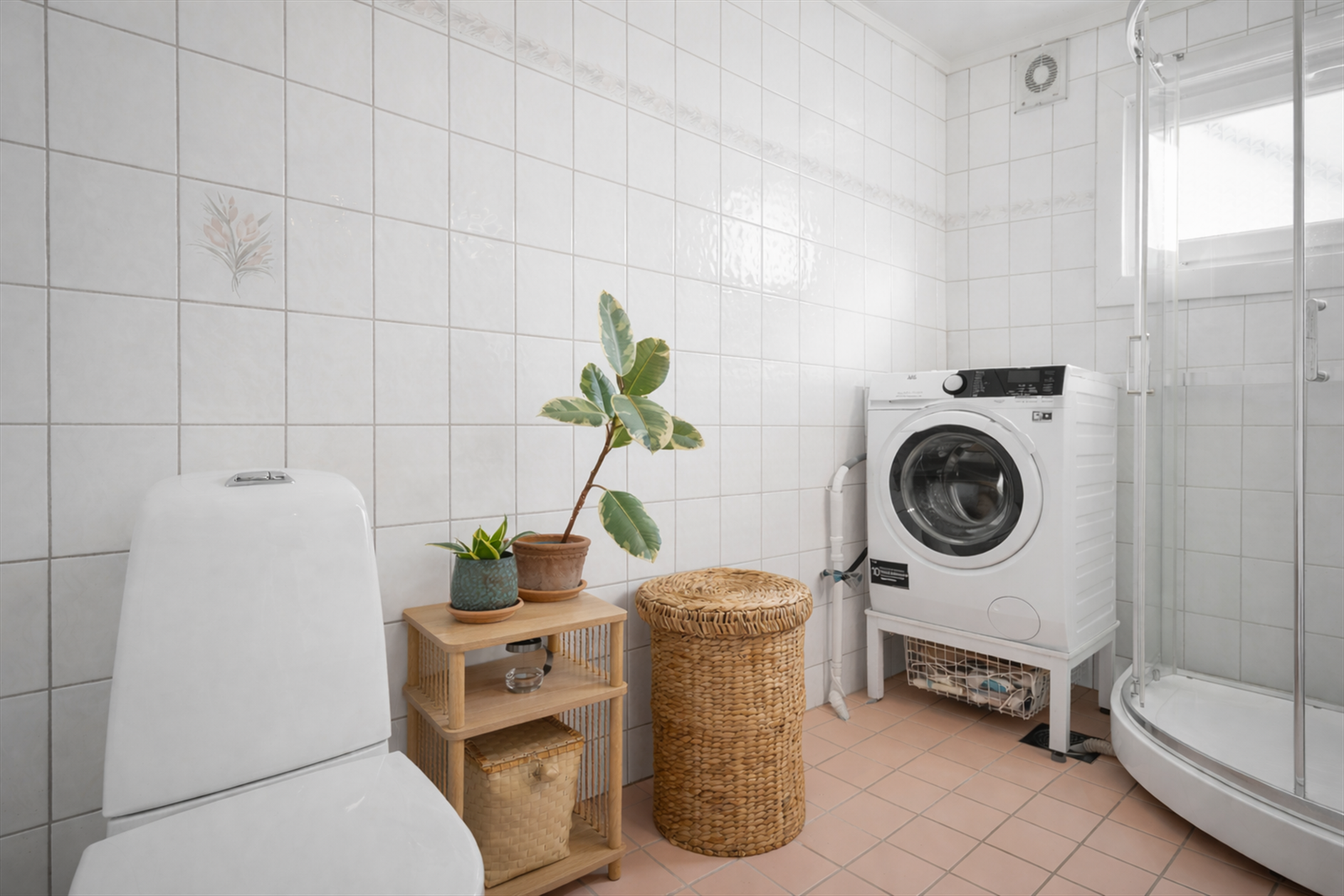 Her er det også et praktisk opplegg for vaskemaskin. (Bildet/løst interiør er digitalt ordnet). Galleribilde