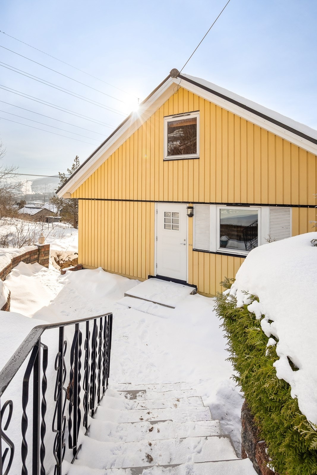 Utvendig trappeadkomst til hovedinngangen med flislagt betongtrapp. Galleribilde