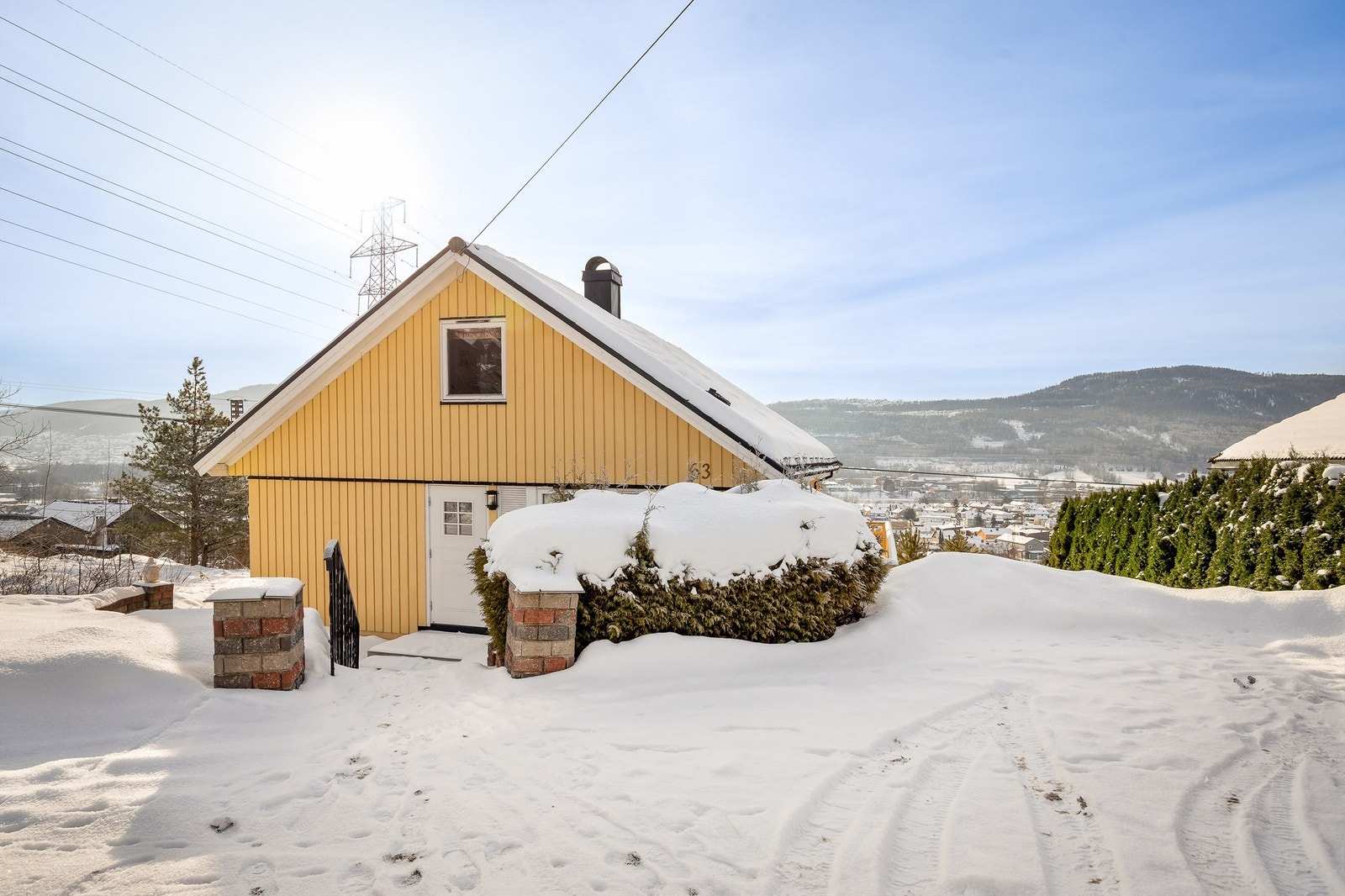 Eiendommen har en gruslagt gårdsplass med gode parkeringsmuligheter.
Foto: Stine Prøitz Jørgensen Galleribilde
