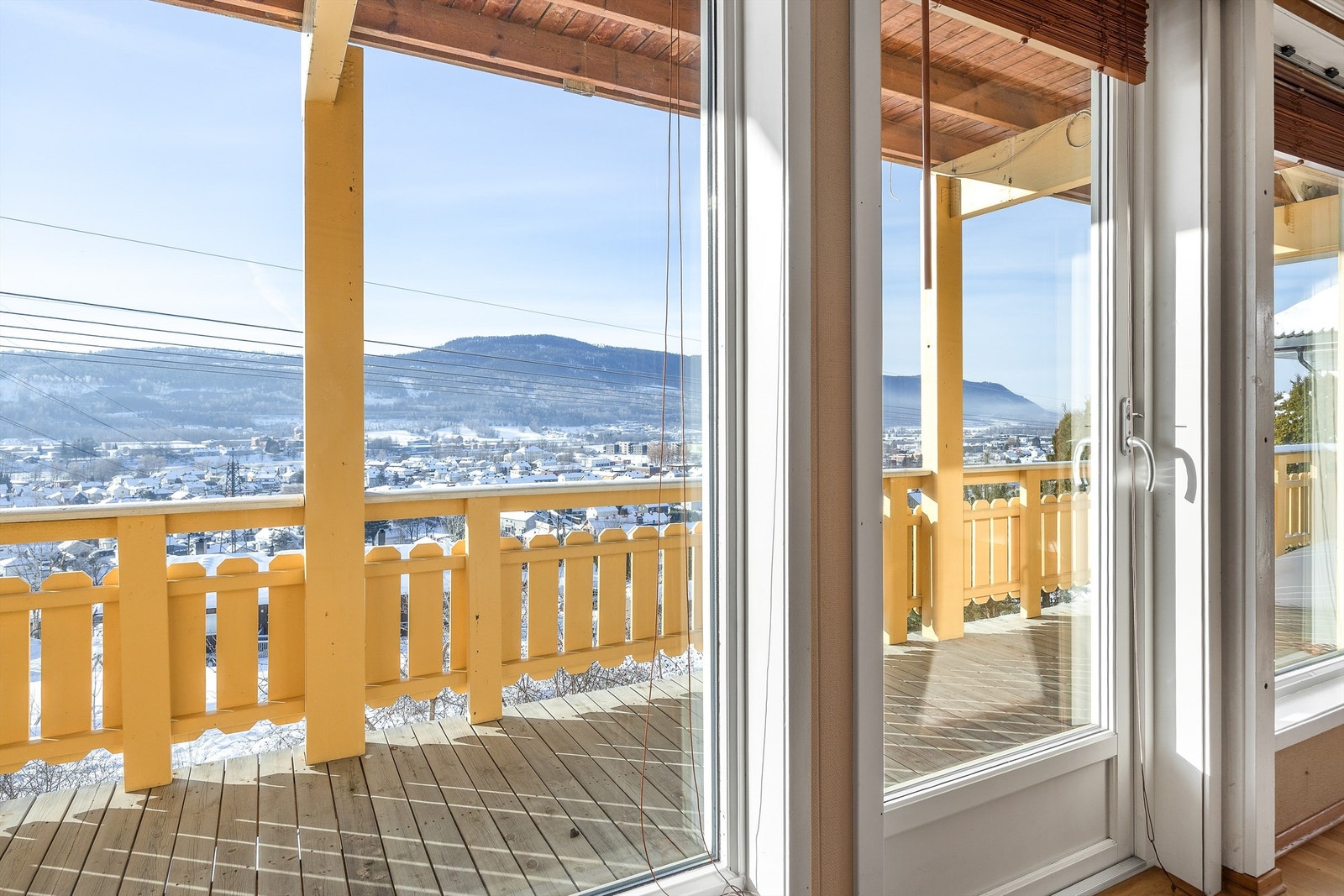 Boligens to sydvendte verandaer byr på gode solforhold og fin utsikt. Galleribilde