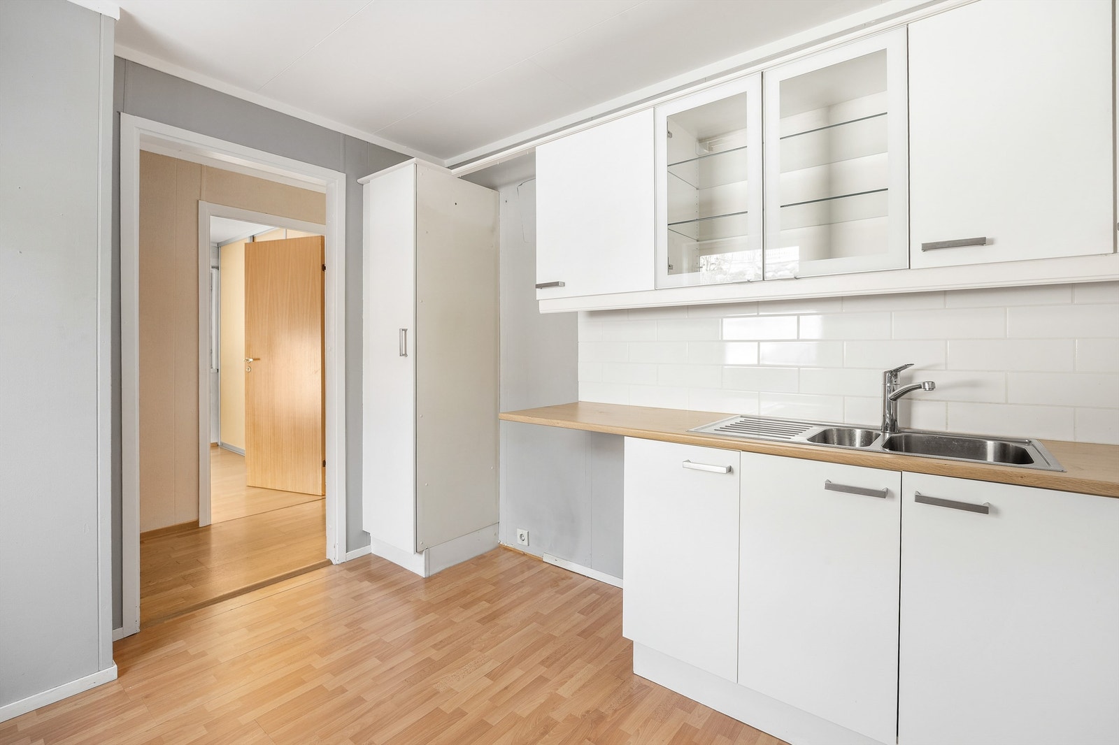 Det er flislagt felt på veggen over kjøkkenbenken. Galleribilde