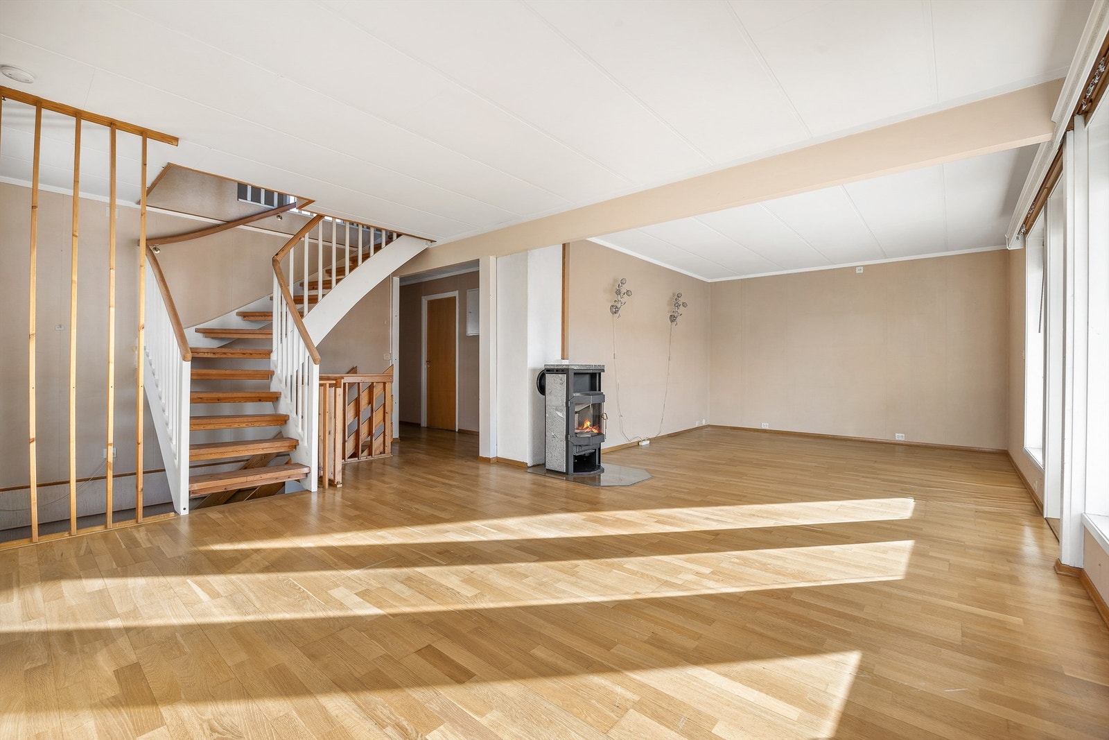 En frittstående peisovn gir både varme og en hyggelig atmosfære i oppholdsrommet. Galleribilde