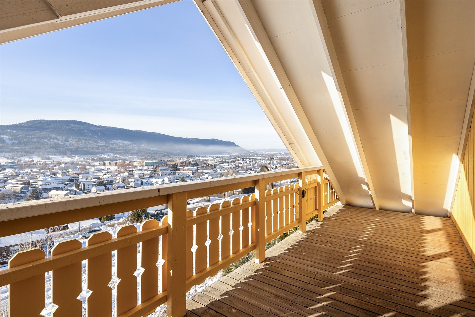 Fra den øverste verandaen har du en vidstrakt utsikt over nærområdet. Galleribilde