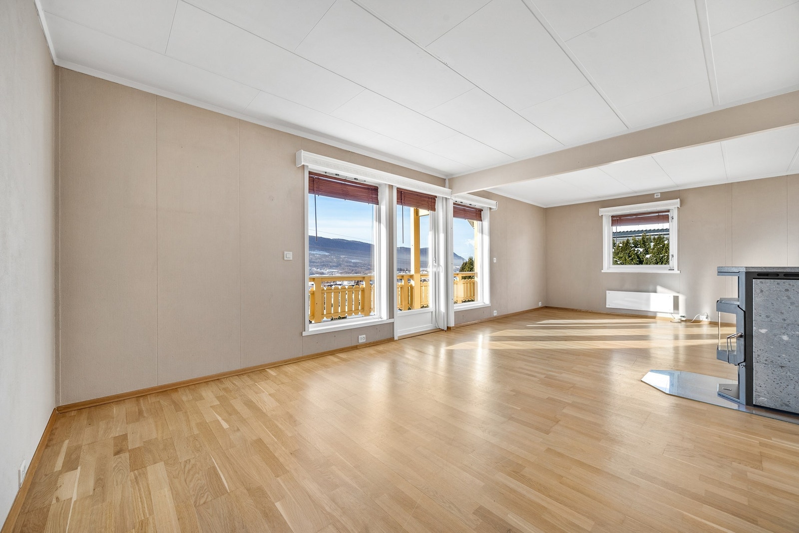 Store vindusflater langs to vegger sørger for rikelig med naturlig lys inn i stuen. Galleribilde