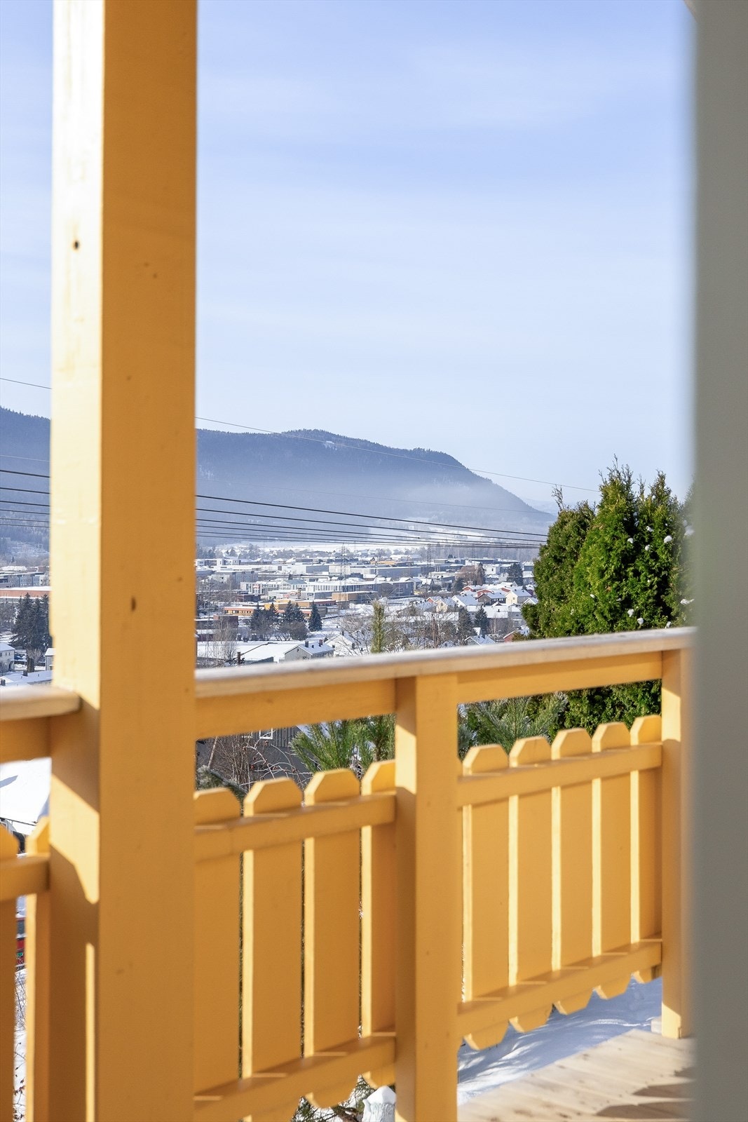 Verandaen i første etasje strekker seg rundt to sider av boligen. Galleribilde